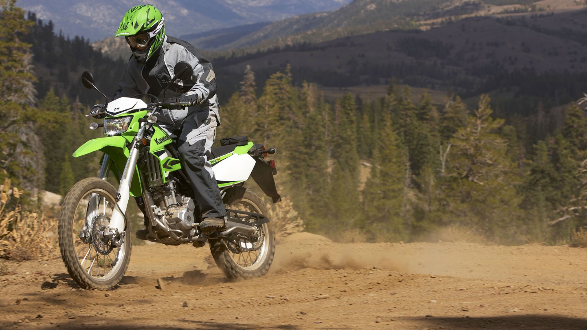 Новый мотоцикл на дороге Kawasaki KLX 250