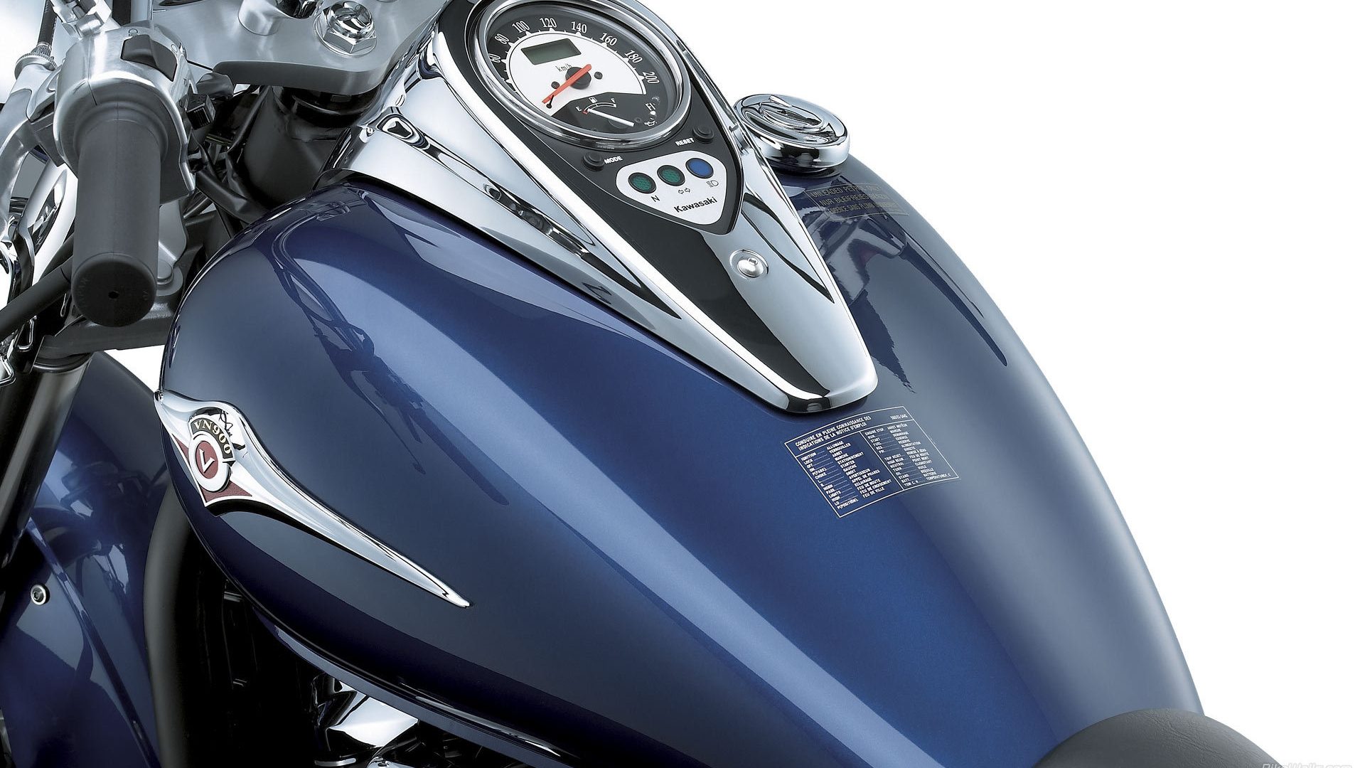 Новый мотоцикл на дороге Kawasaki VN 900 Classic