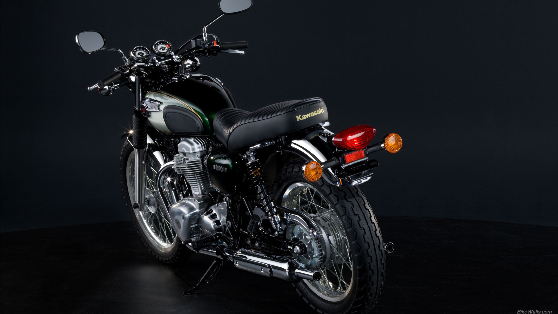 Новый мотоцикл на дороге Kawasaki W 800