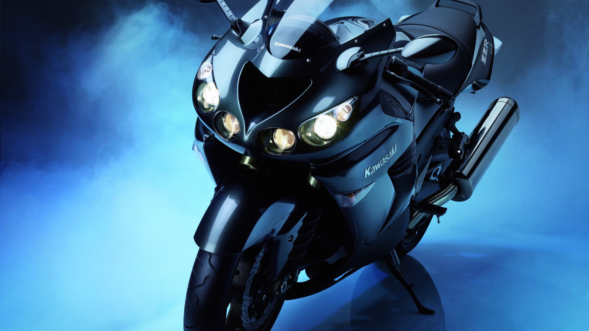 Новый мотоцикл на дороге Kawasaki ZZR 1400
