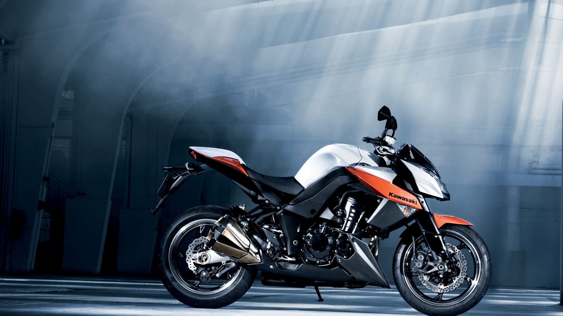 Новый мотоцикл на дороге Kawasaki Z 1000