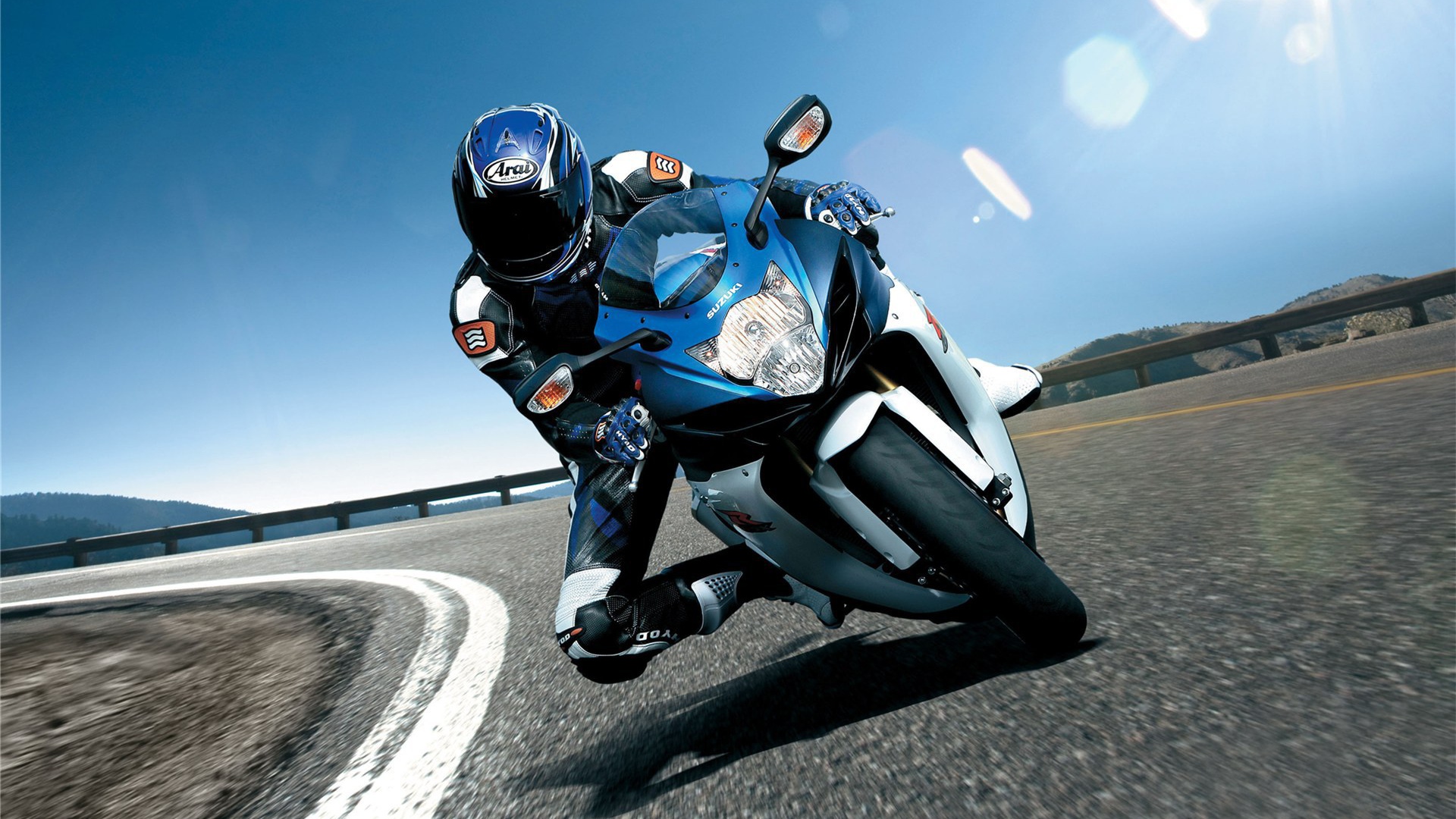Новый мотоцикл на дороге Suzuki  GSX-R 750