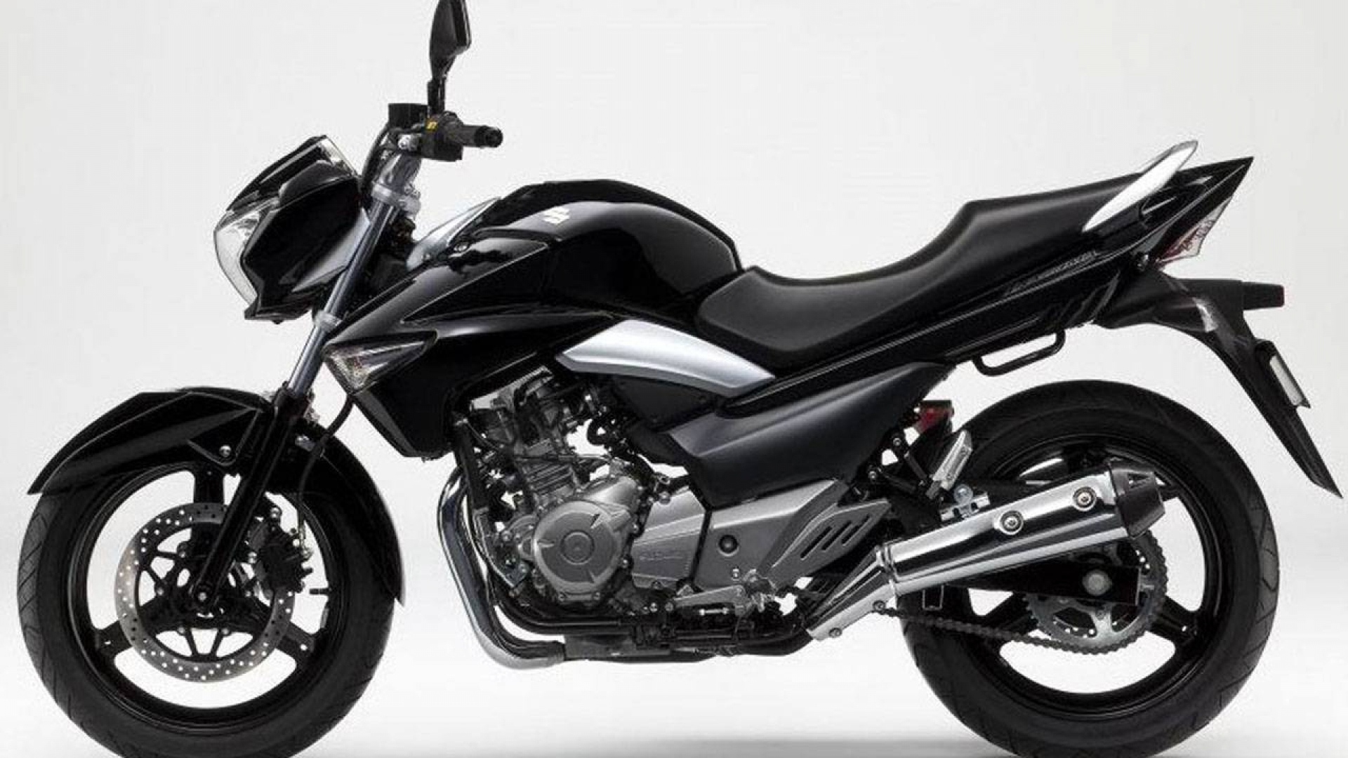 Новый мотоцикл на дороге Suzuki   Inazuma