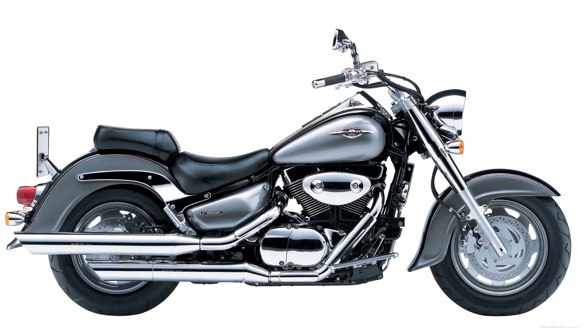 Новый мотоцикл на дороге Suzuki Intruder M1500