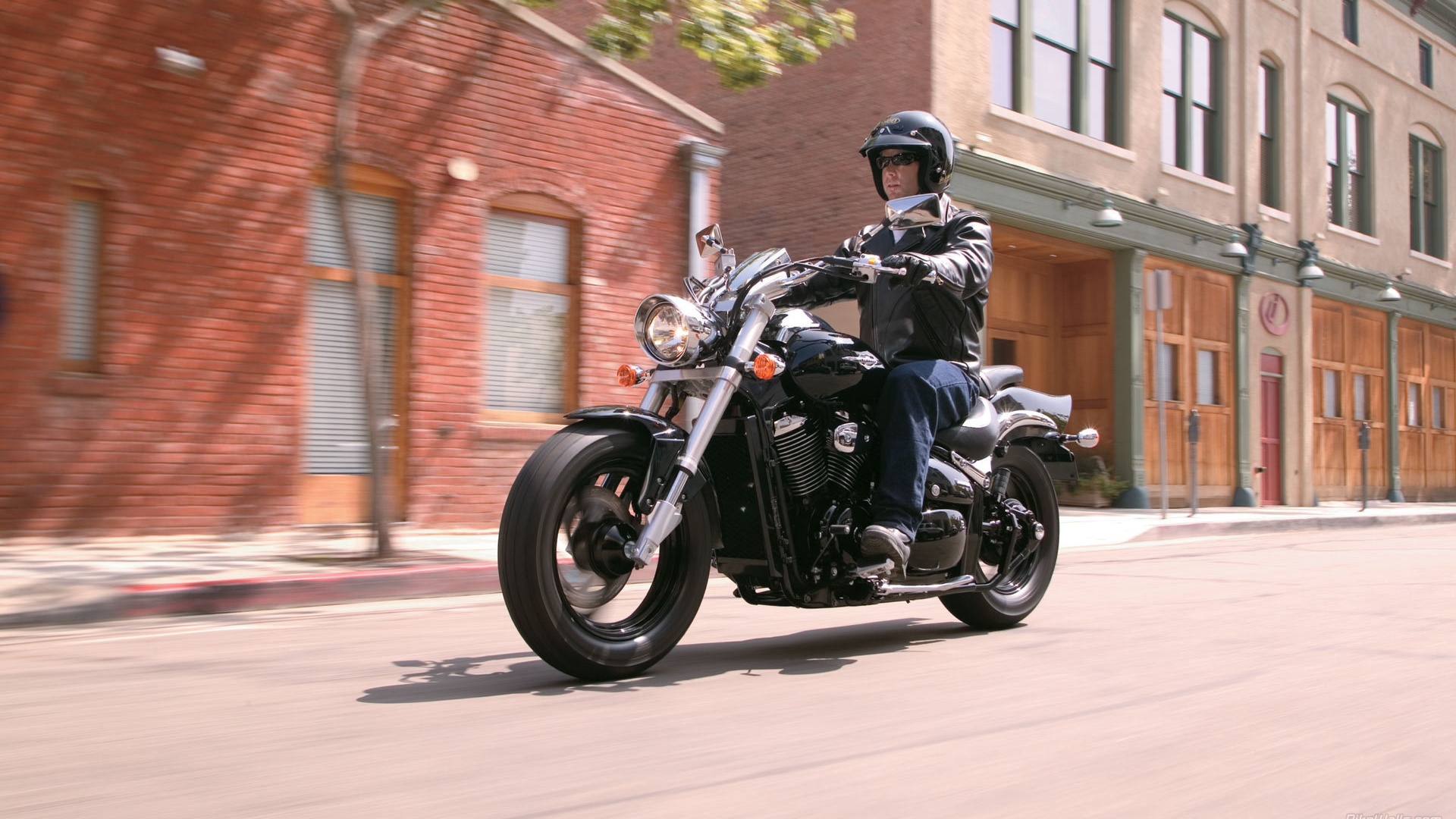 Новый мотоцикл на дороге Suzuki Intruder M800