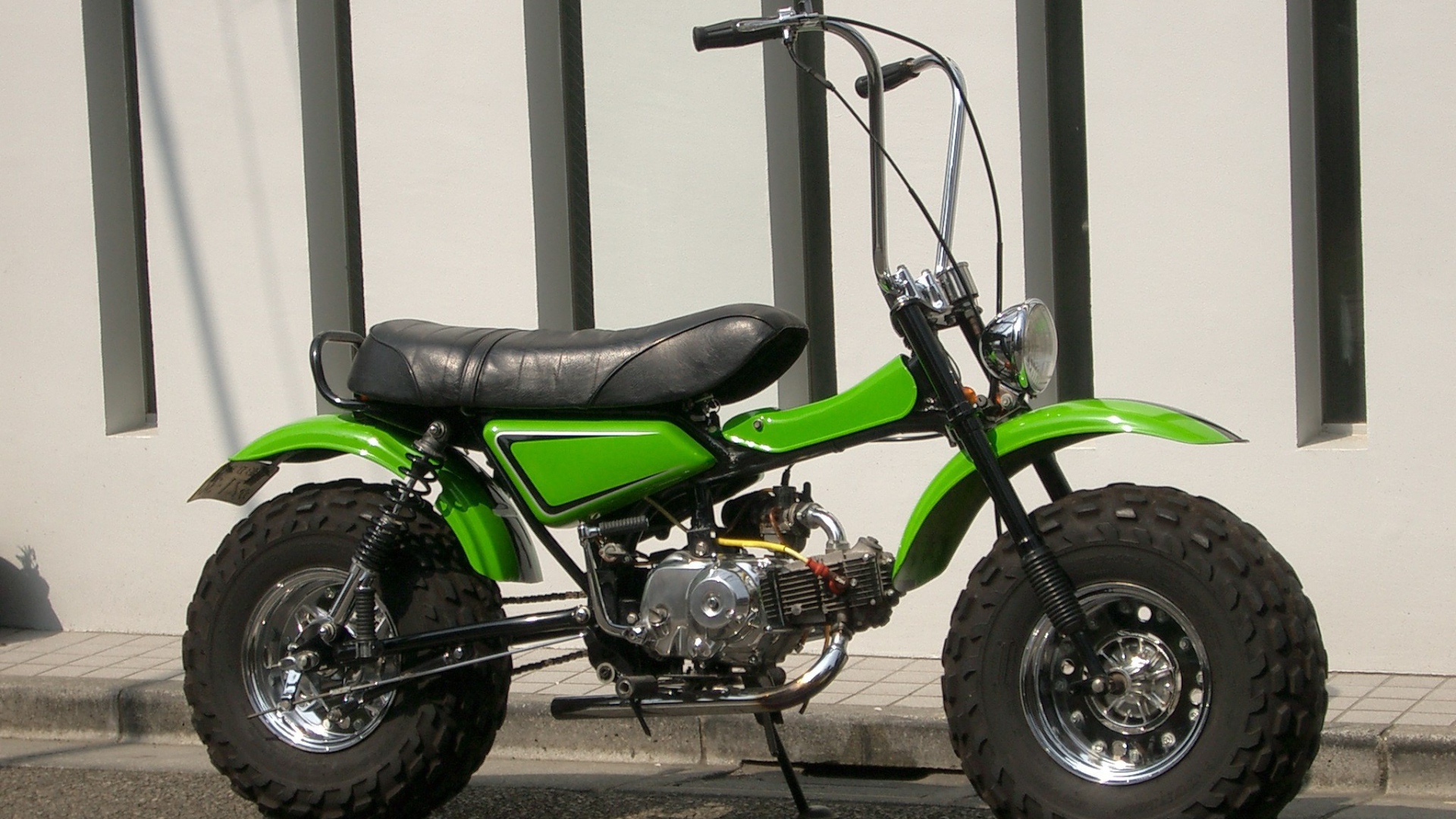 Новый мотоцикл на дороге Suzuki RV 125