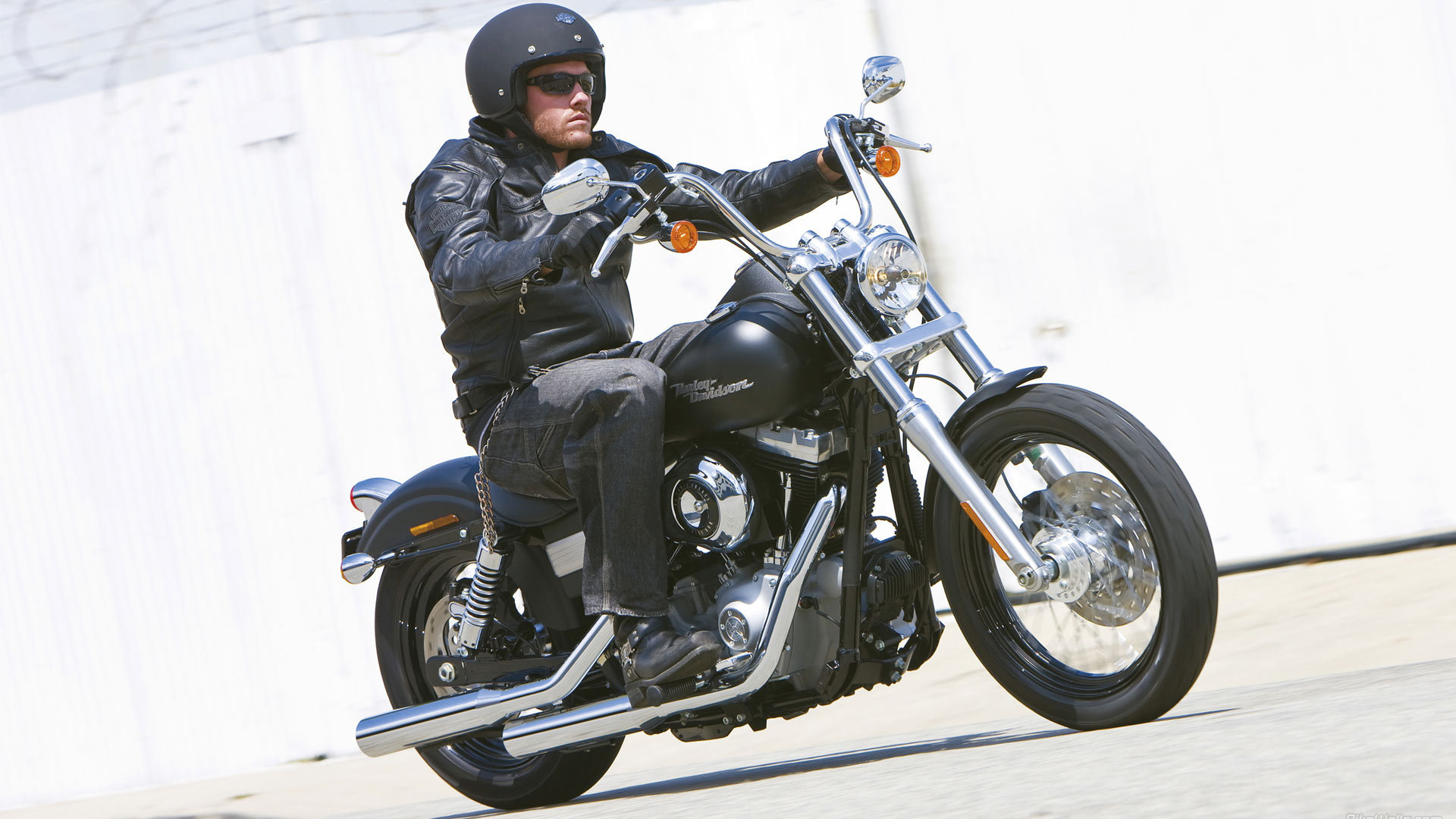 Новый надежный мотоцикл Harley-Davidson Dyna Street Bob