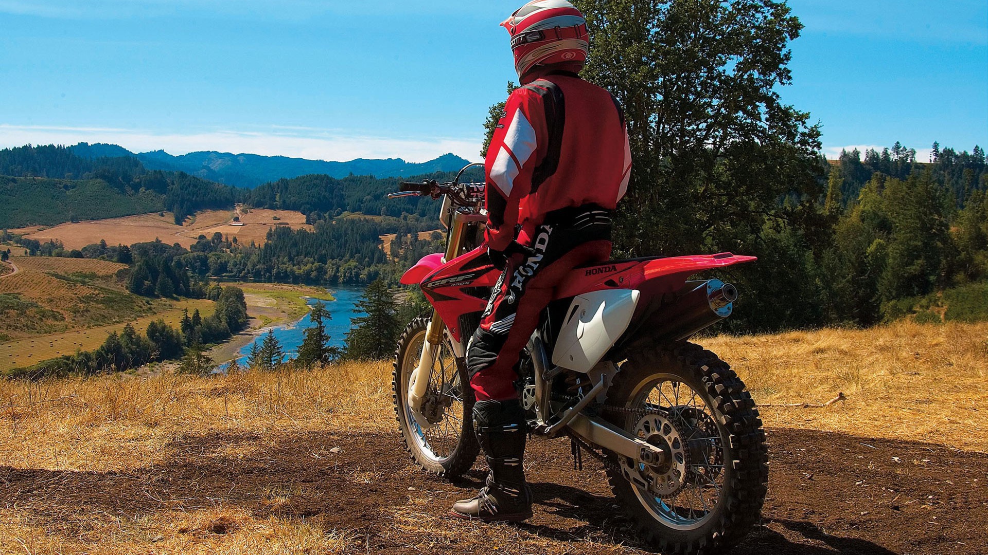 Гонщик на мотокроссе