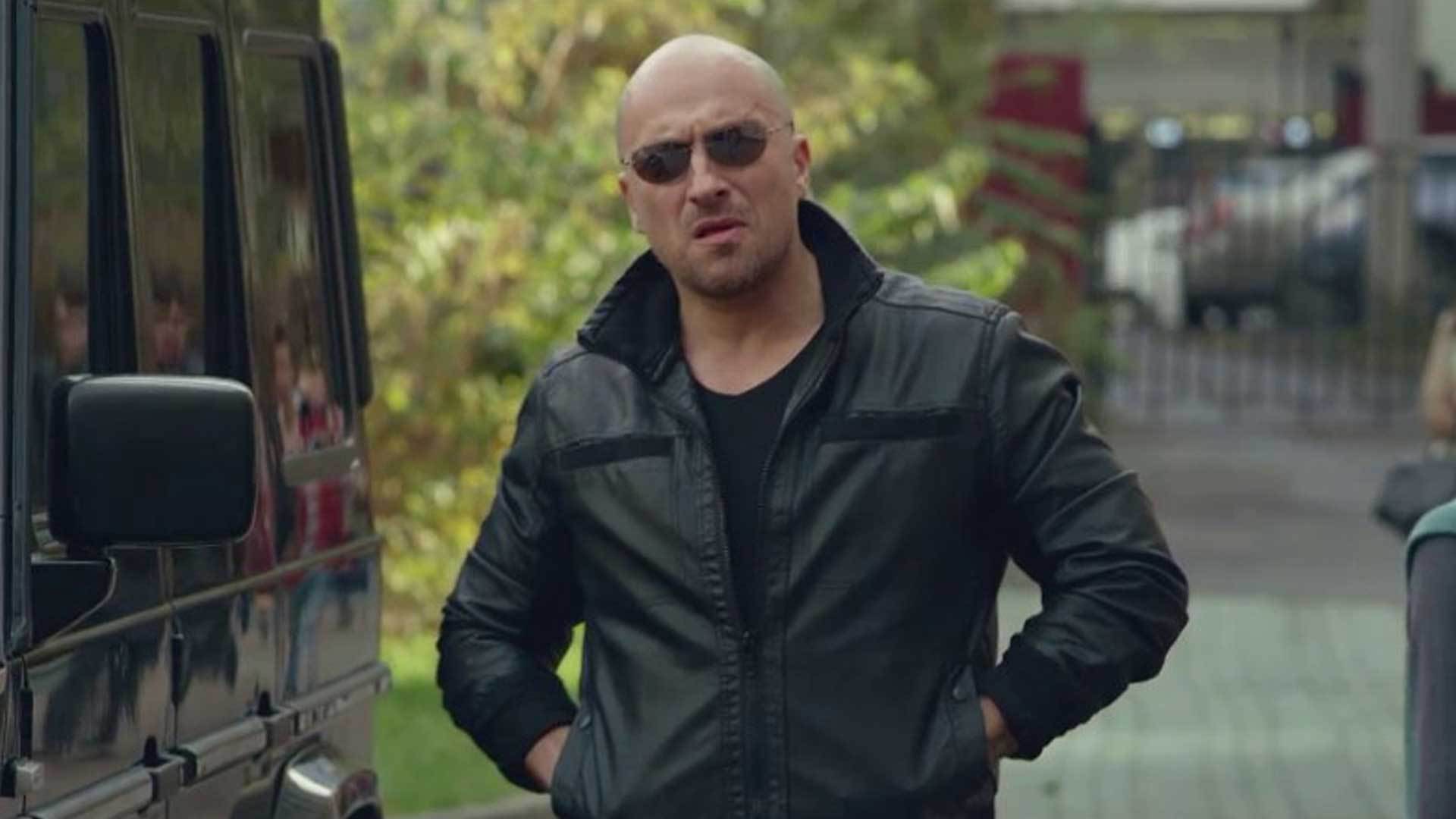 Физрук Фома возле гелика