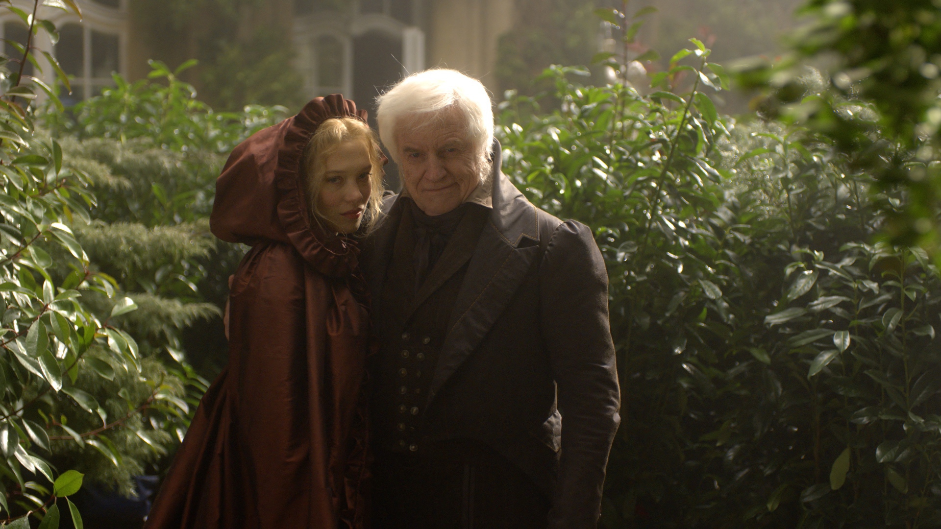 Красавица и чудовище в саду