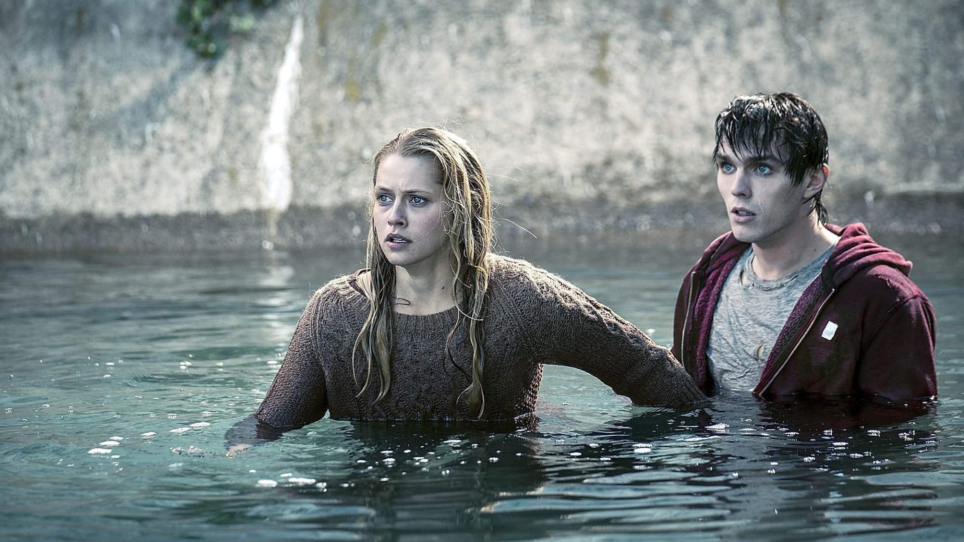 Тепло наших тел зомби купается с девушкой