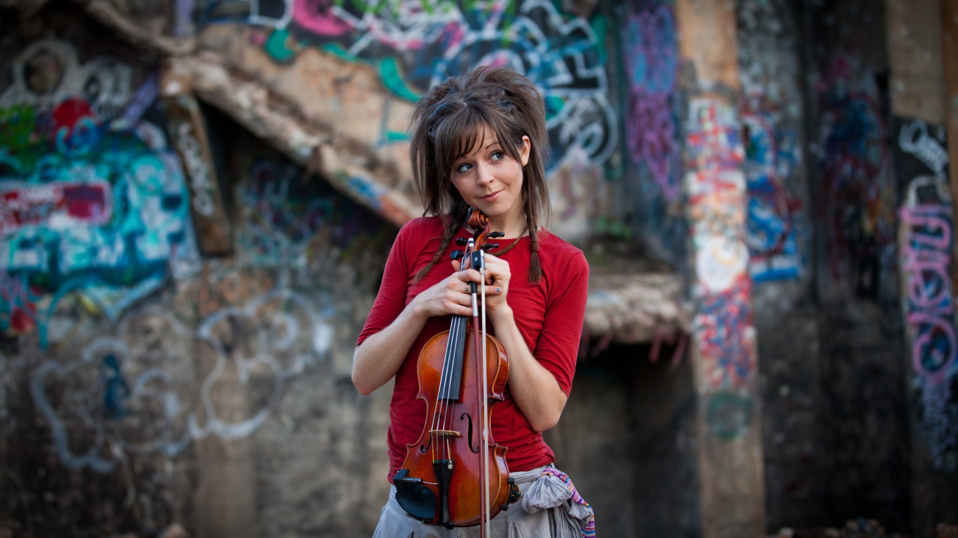 Девушка со скрипкой улыбается