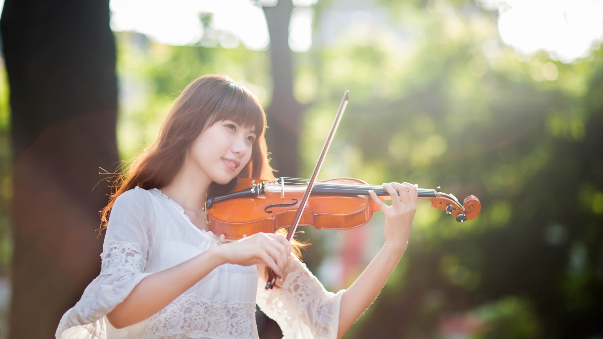 Милая девочка со скрипкой и смычком