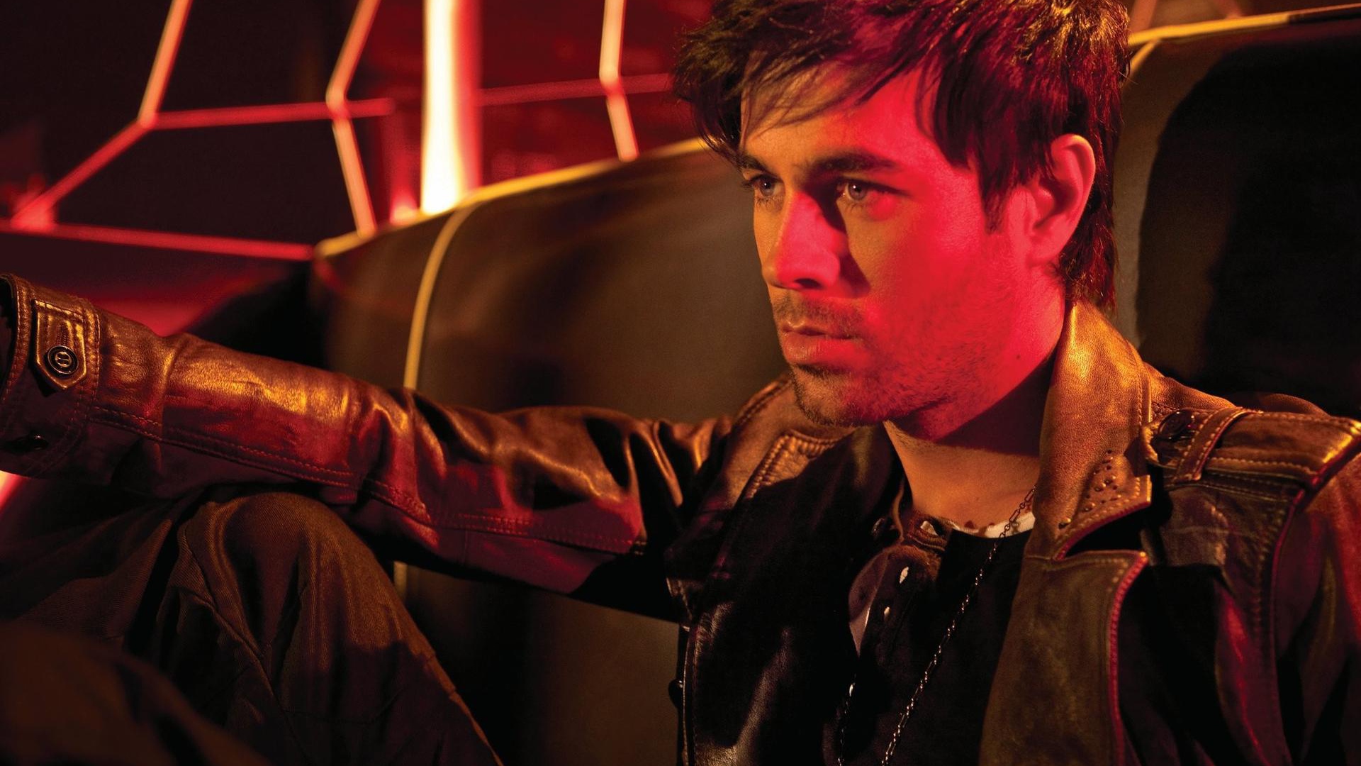 Энрике Иглесиас в кожаной куртке