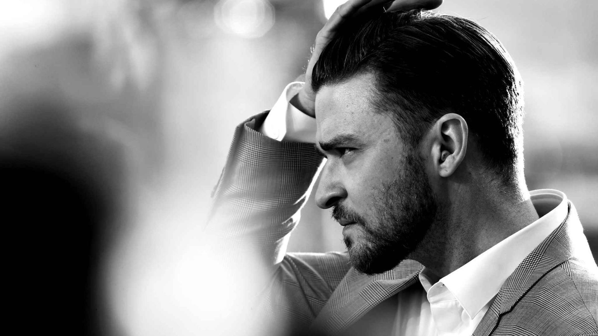 Джастин Тимберлейк поправляет прическу