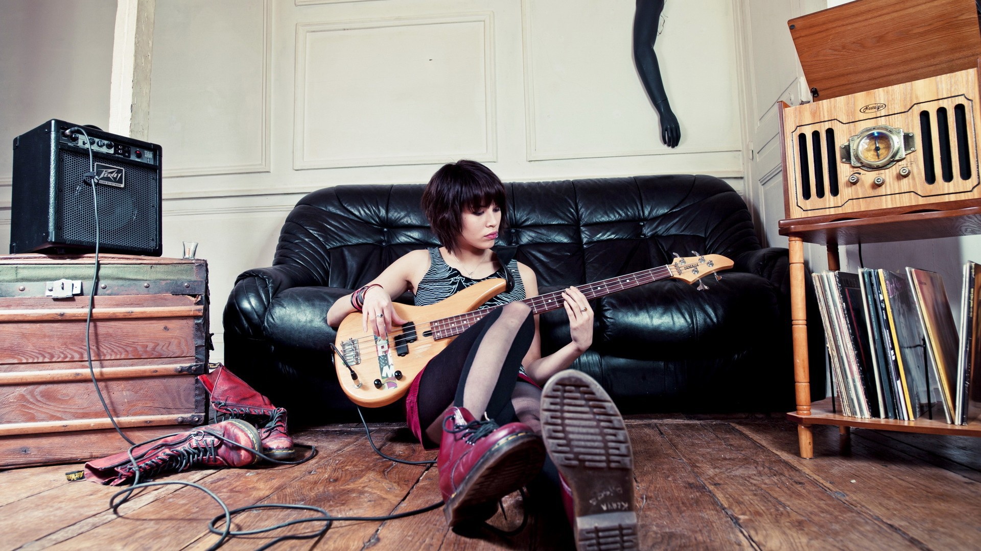 Kожаный диван и бас гитара