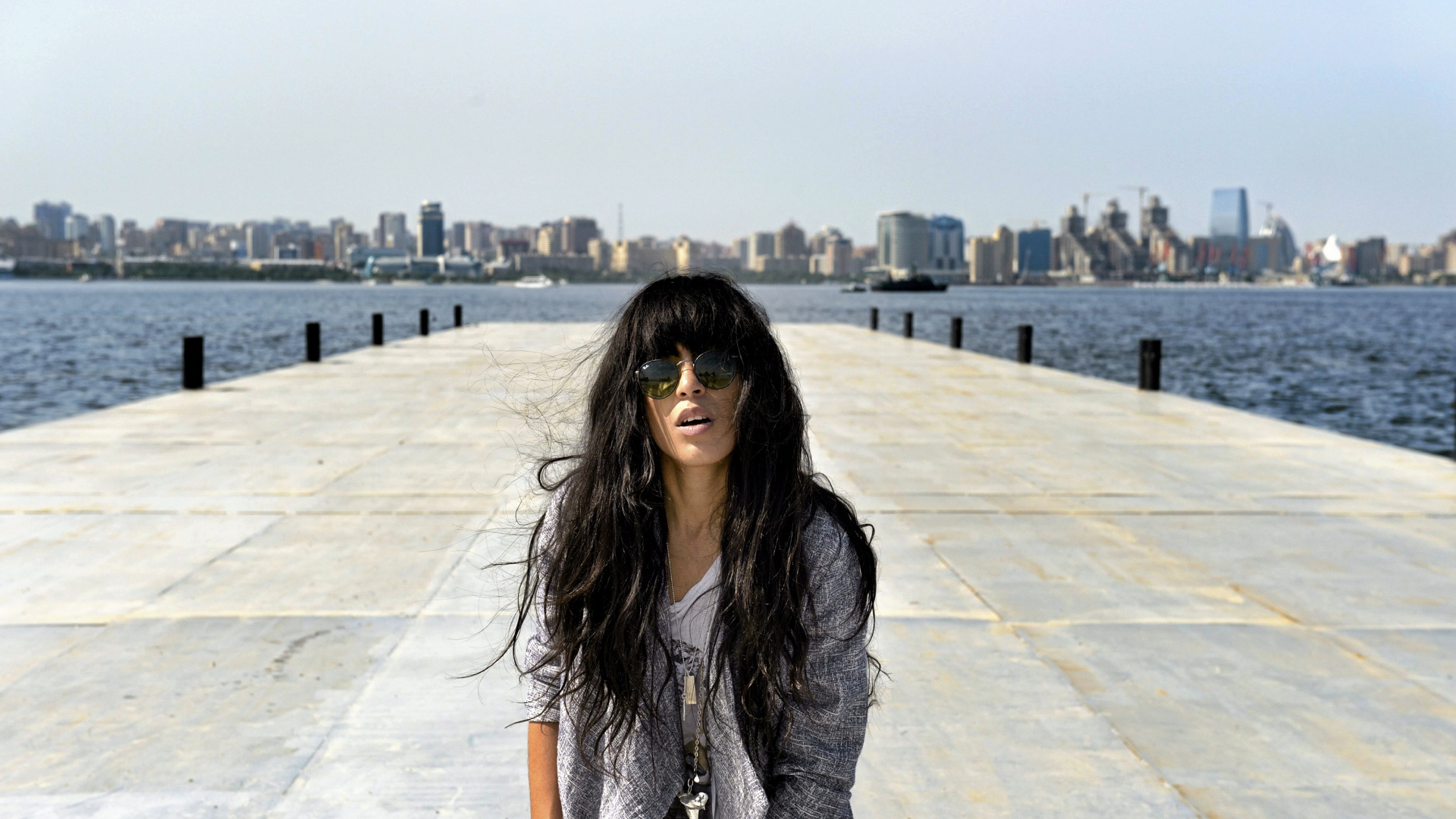 Loreen поет на набережной