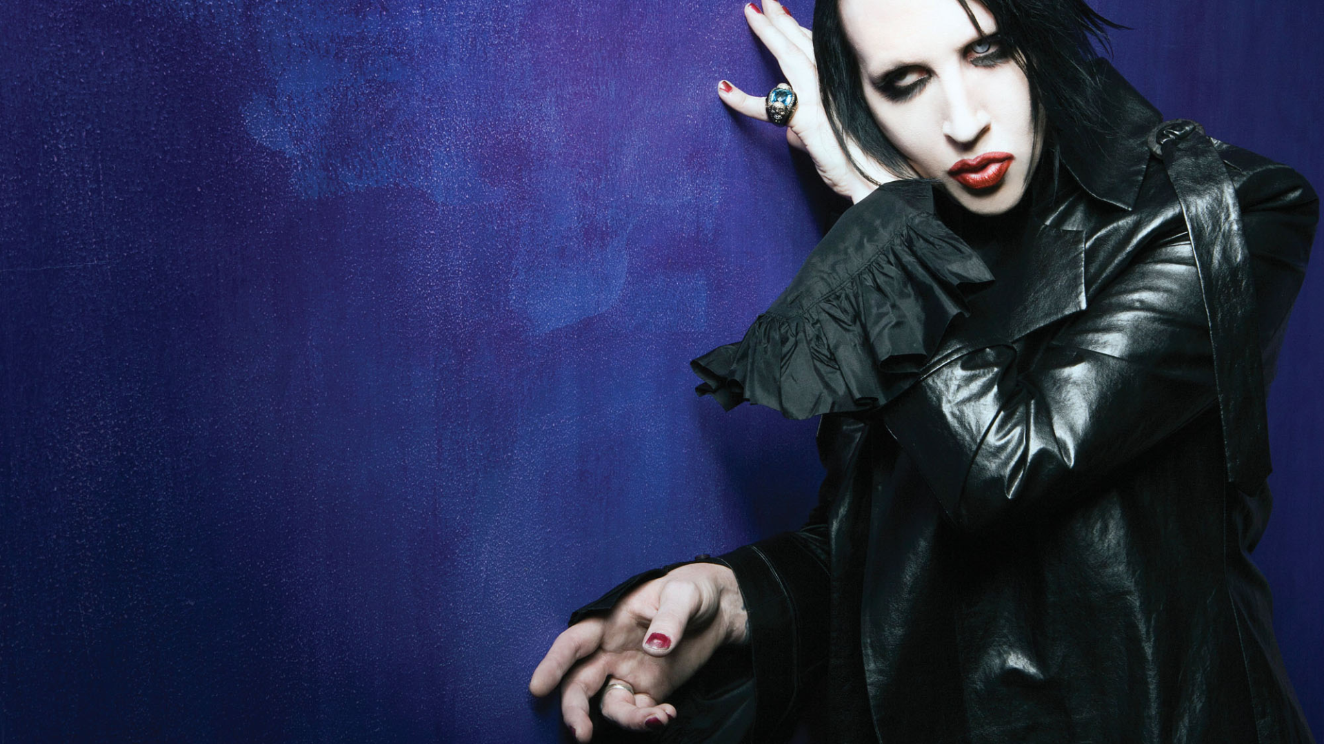 Marilyn Manson у синей стены