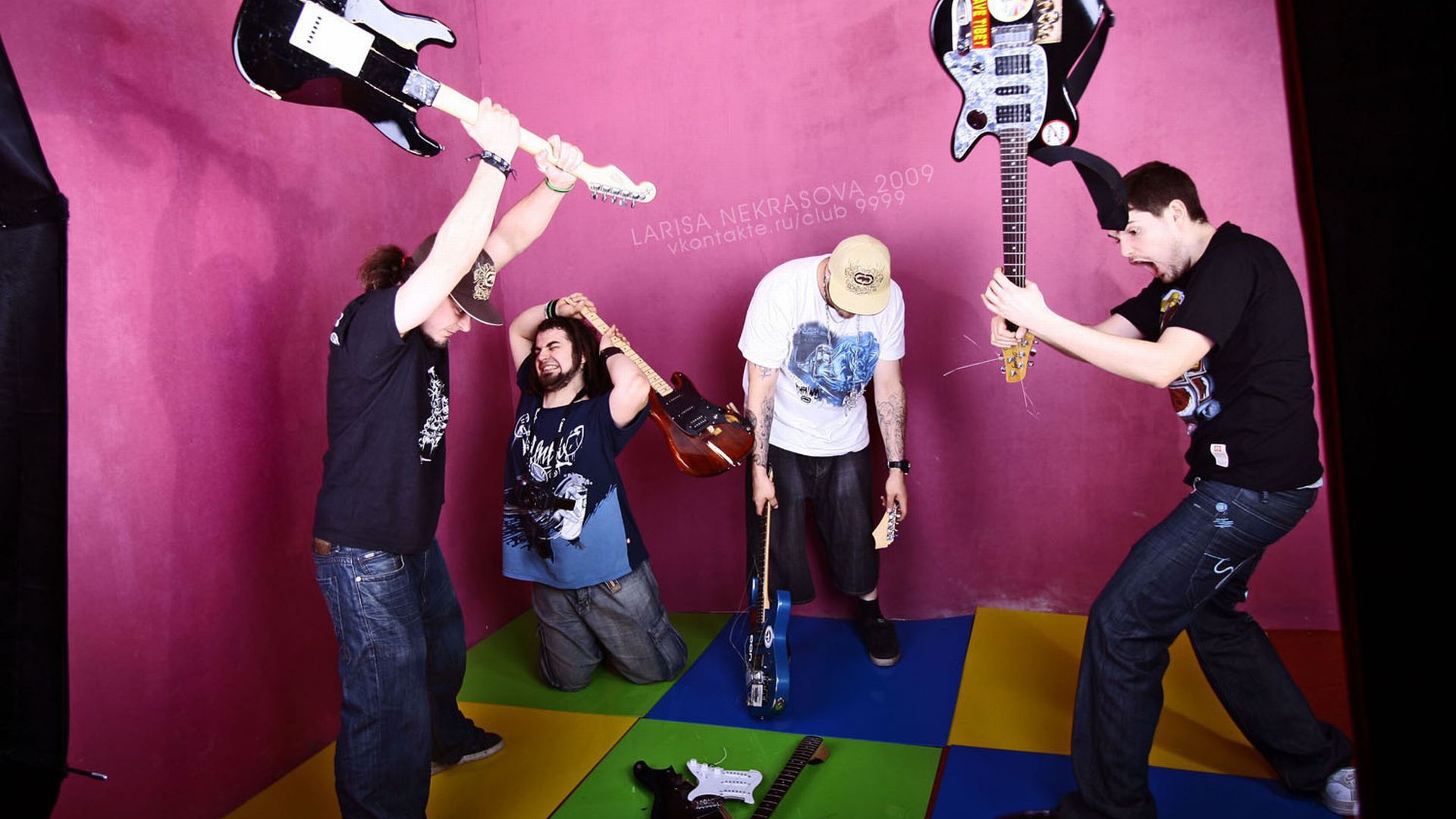 Noize MC ломает гитару