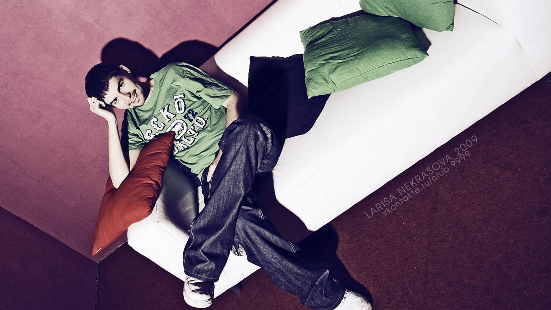 Noize MC сидит на белом диване