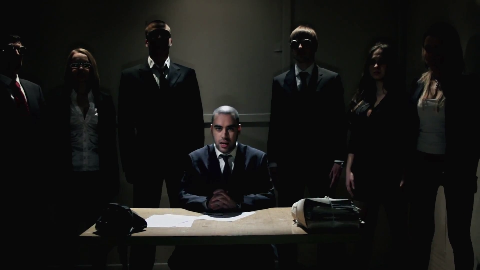 SLIM одет как бизнесмен