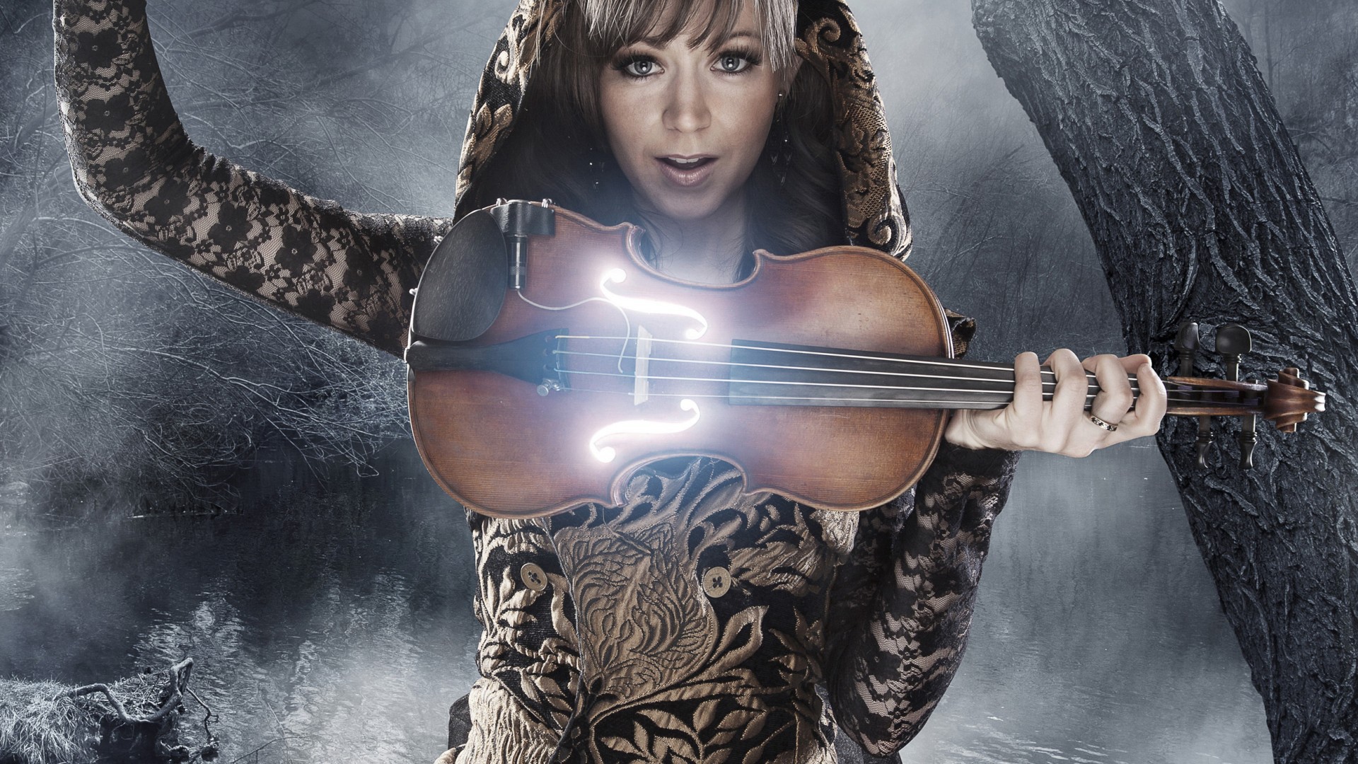 Певица со скрипкой