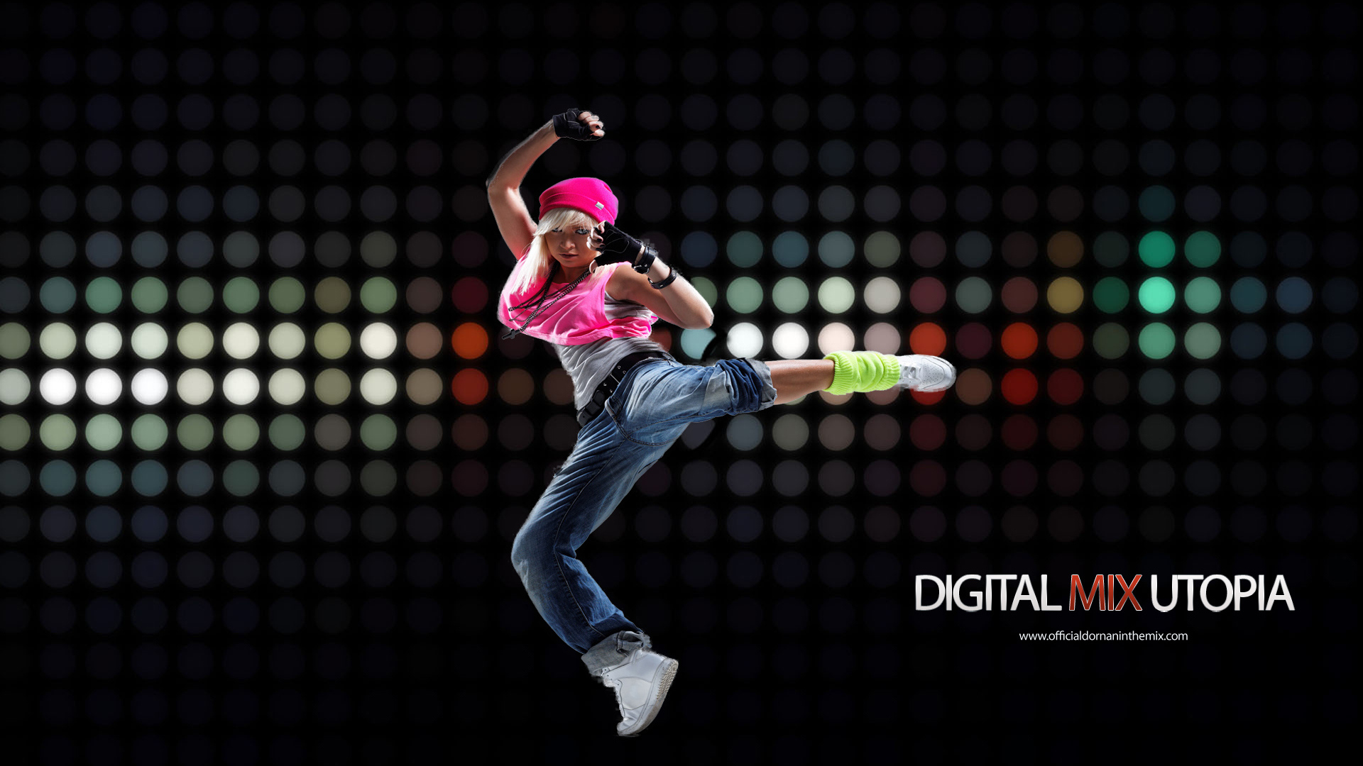 Девушка в розовом на танцполе