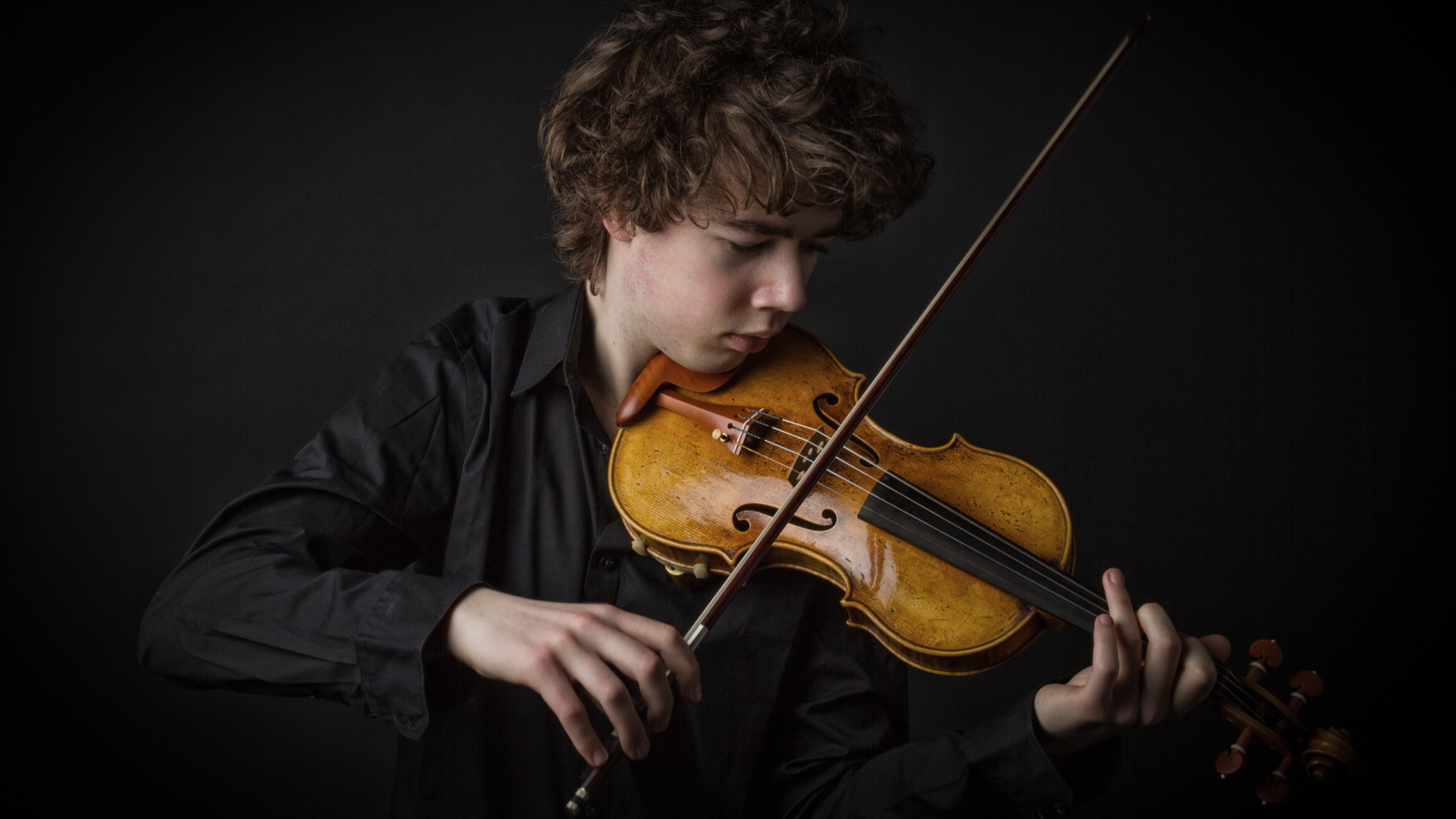 Парень играет на скрипке