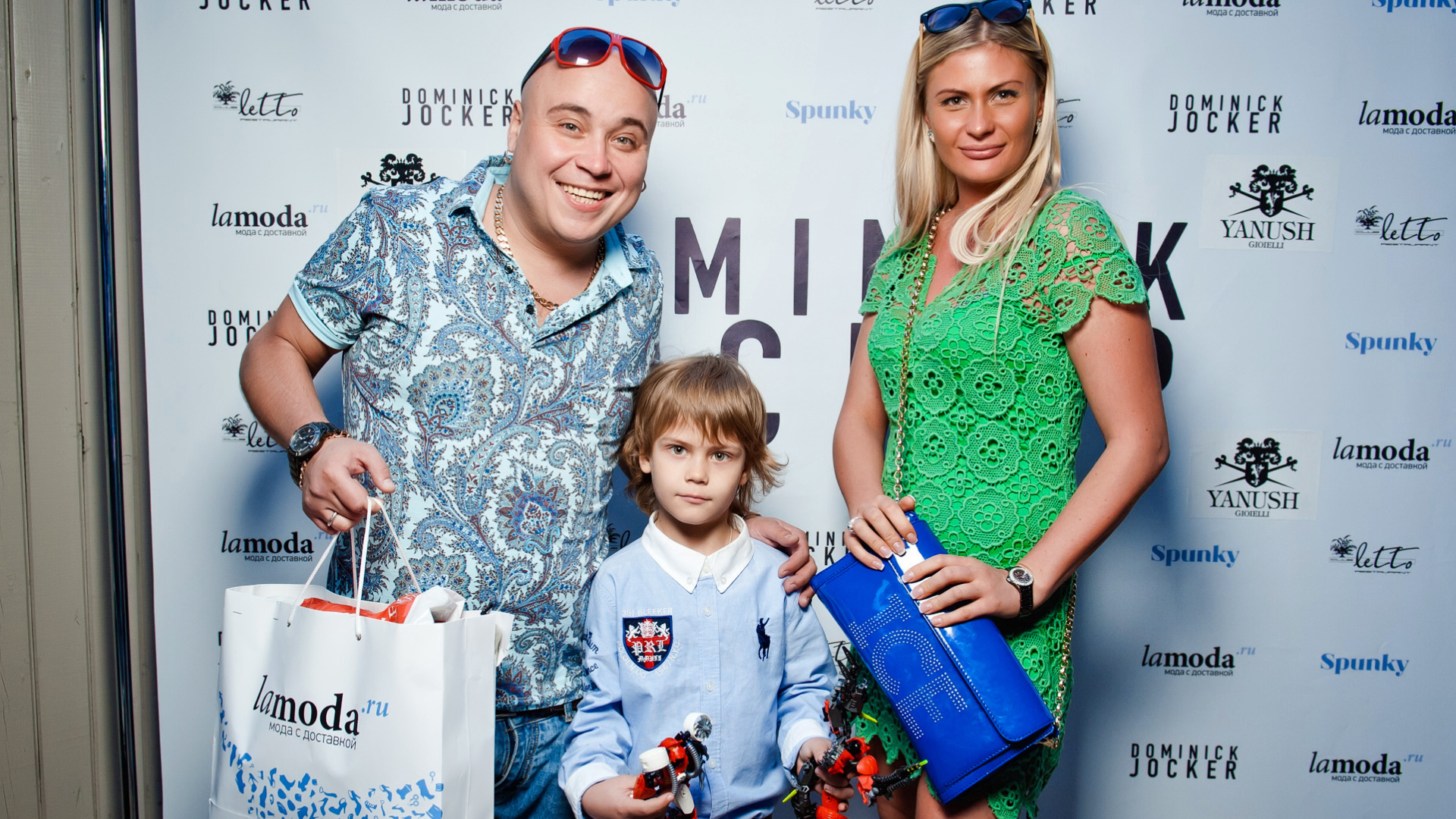 Доминик Джокер с семьей на открытии ресторана