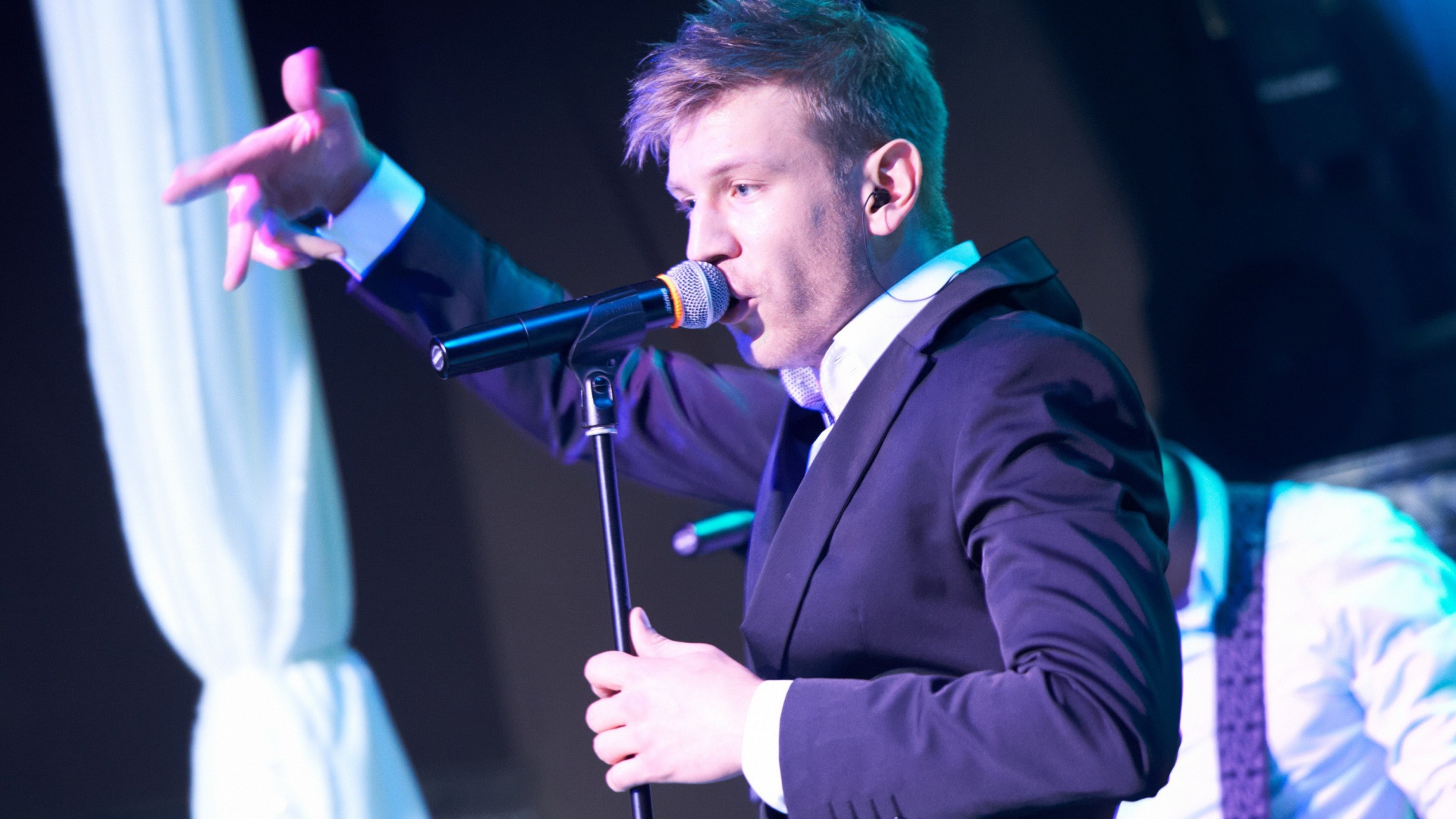 Иван Дорн на концерте поет