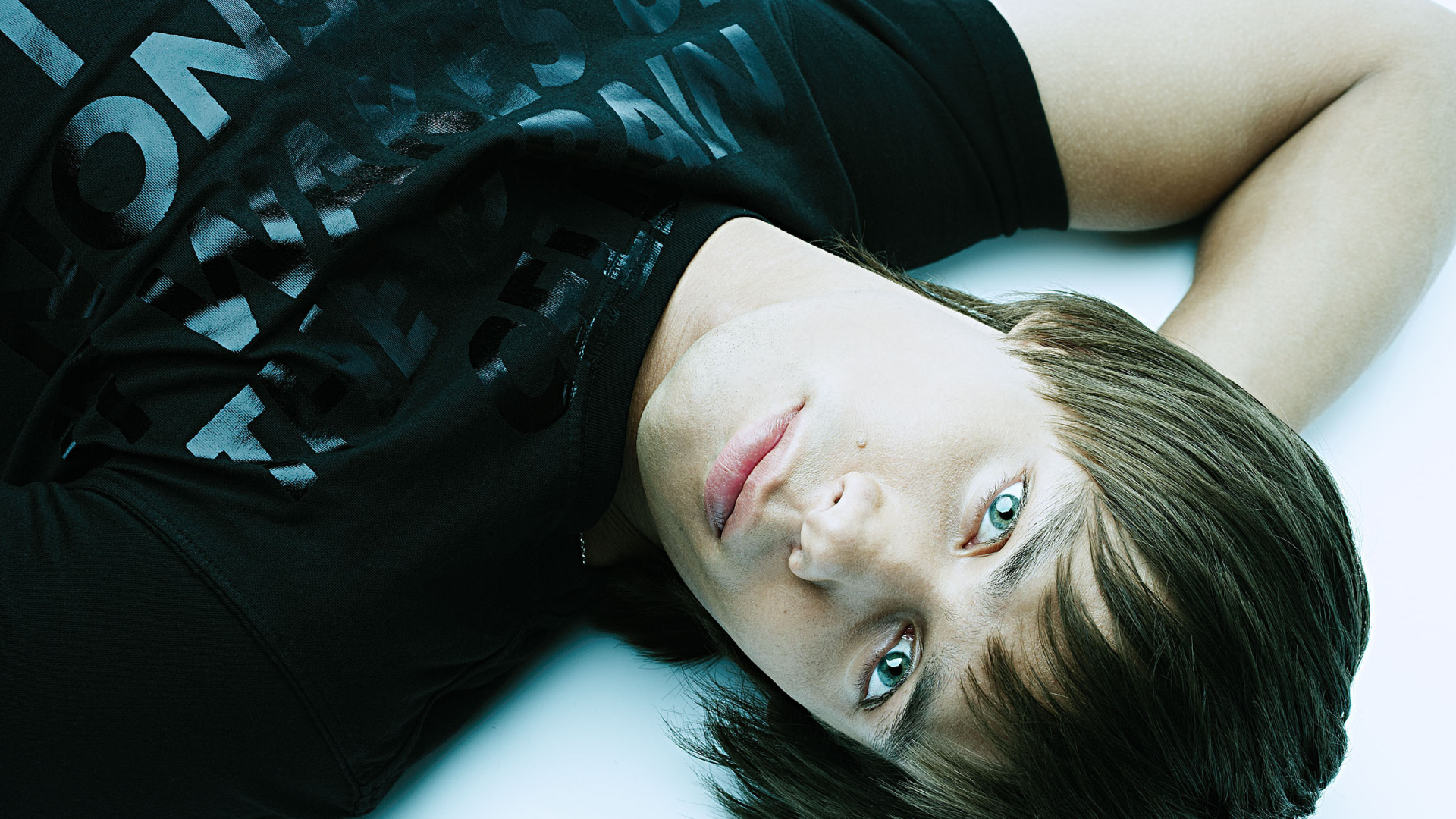 Стас Пьеха в черной футболке