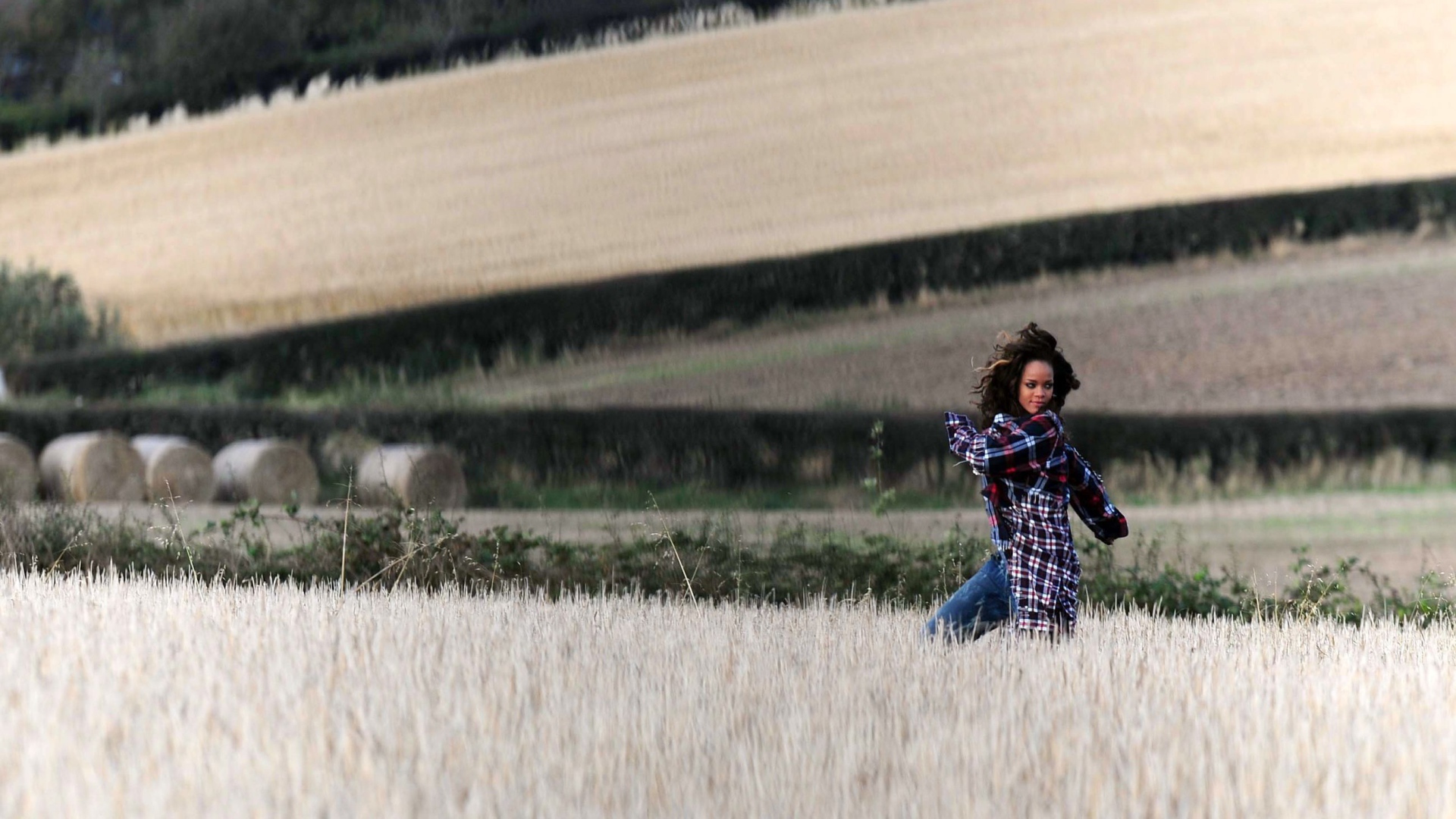 Рианна бежит по полю