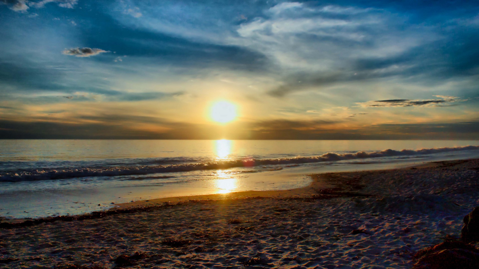 Tихий пляж на рассвете