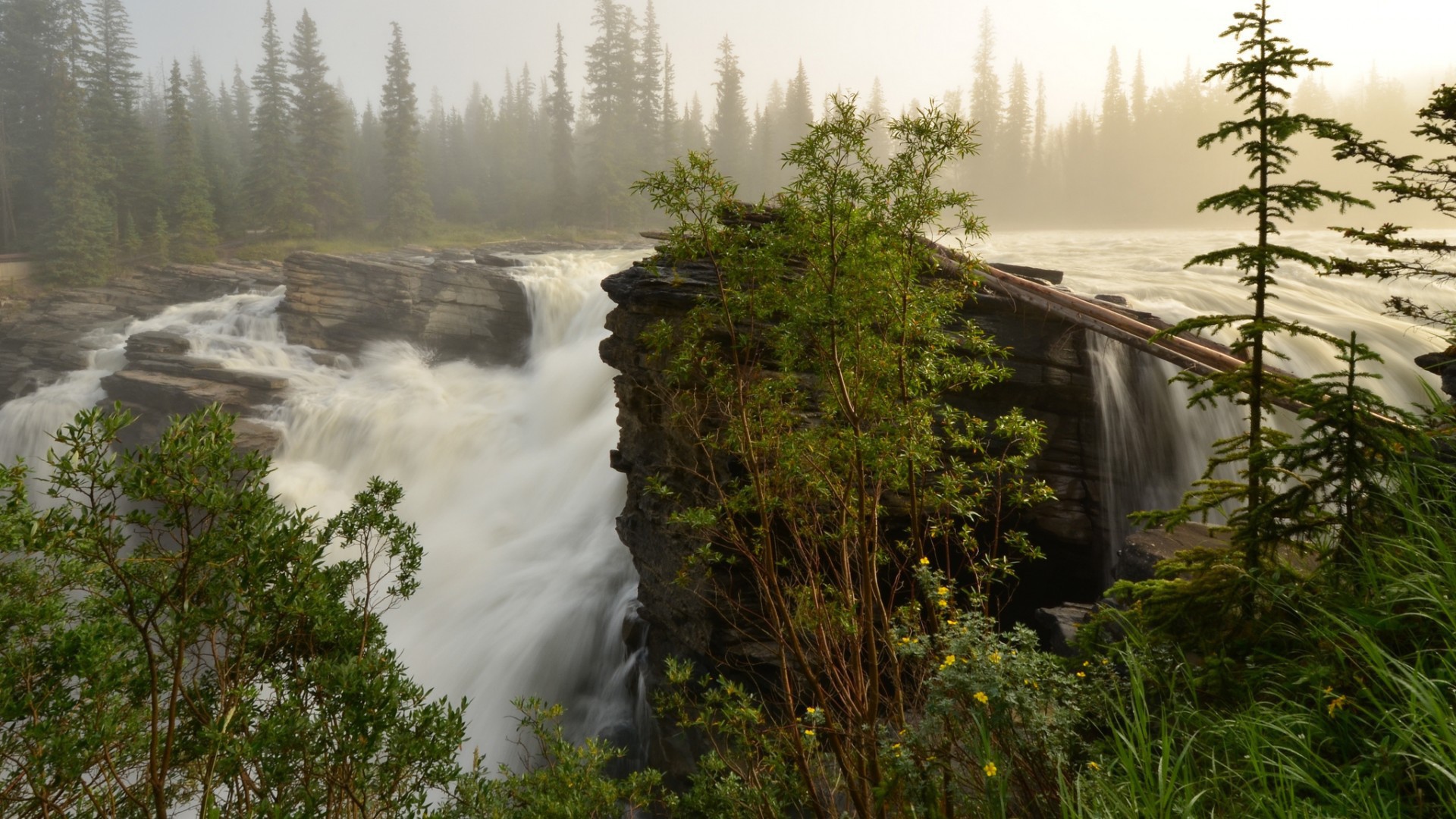 Водопад на камнях