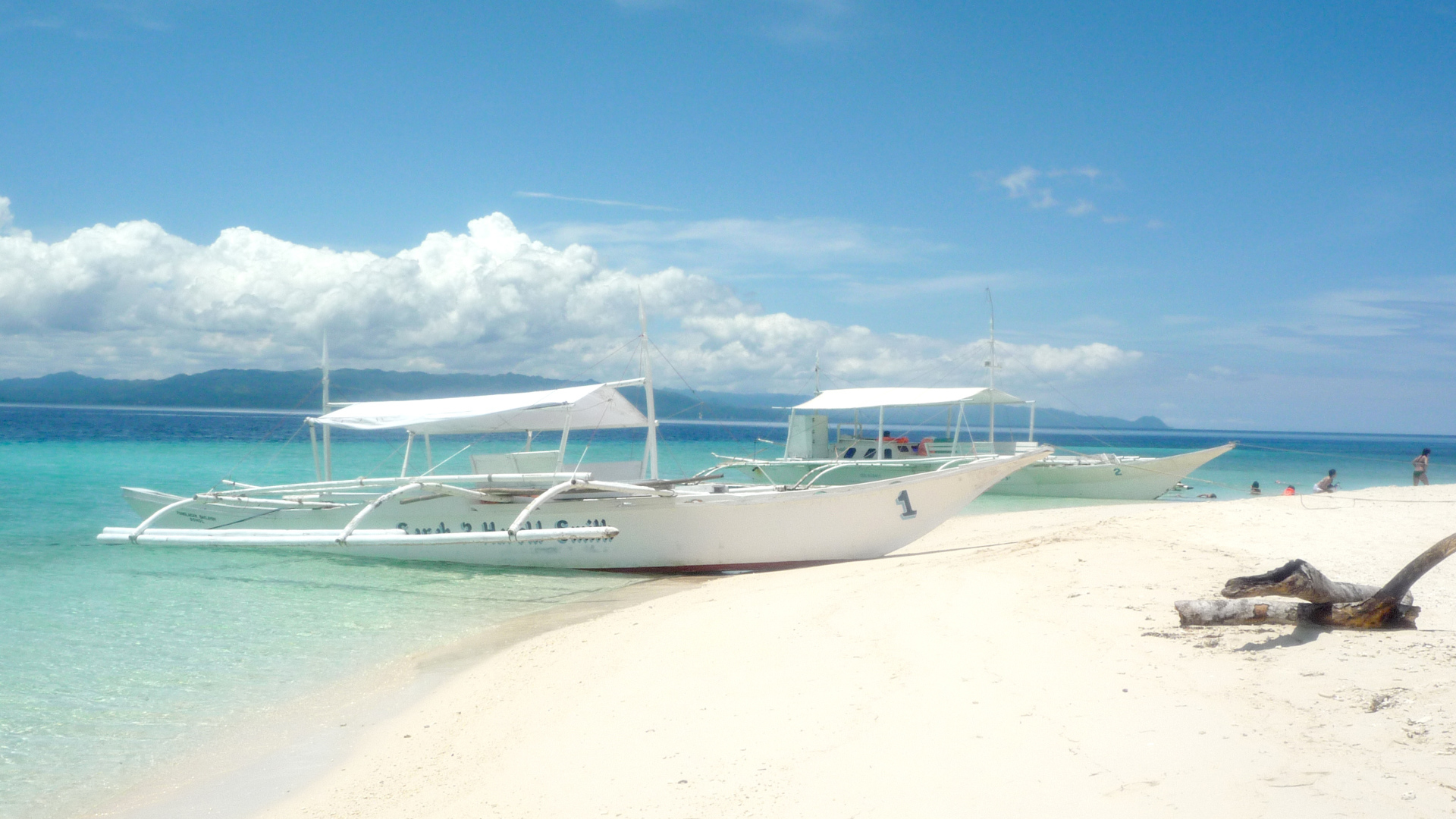 Пляж из белого песка