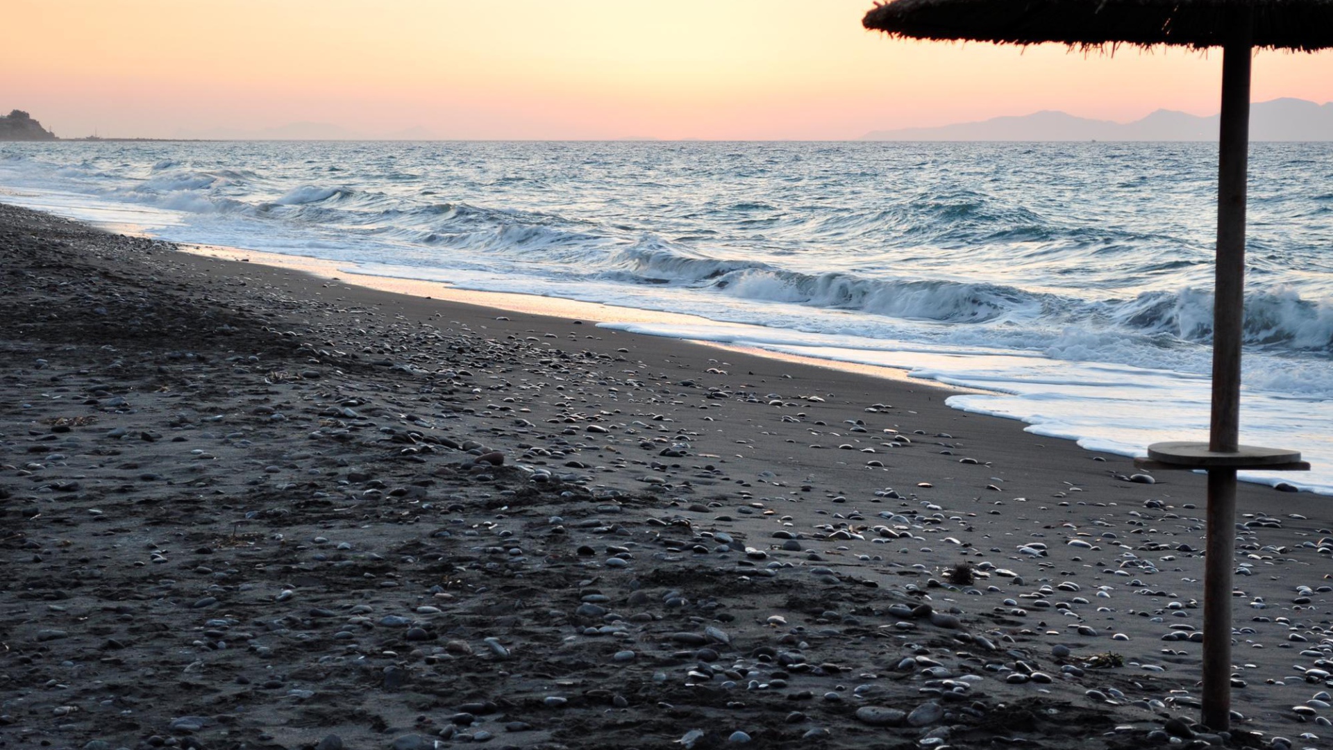 Черный пляж на Санторини