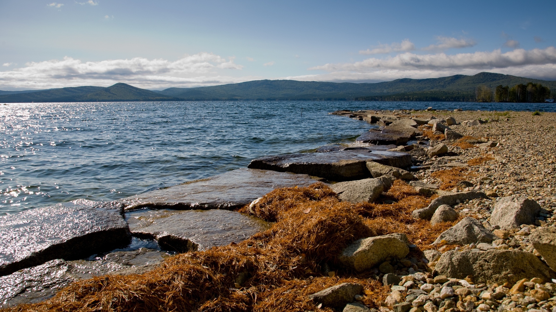 Золотой пляж на озере Тургояк