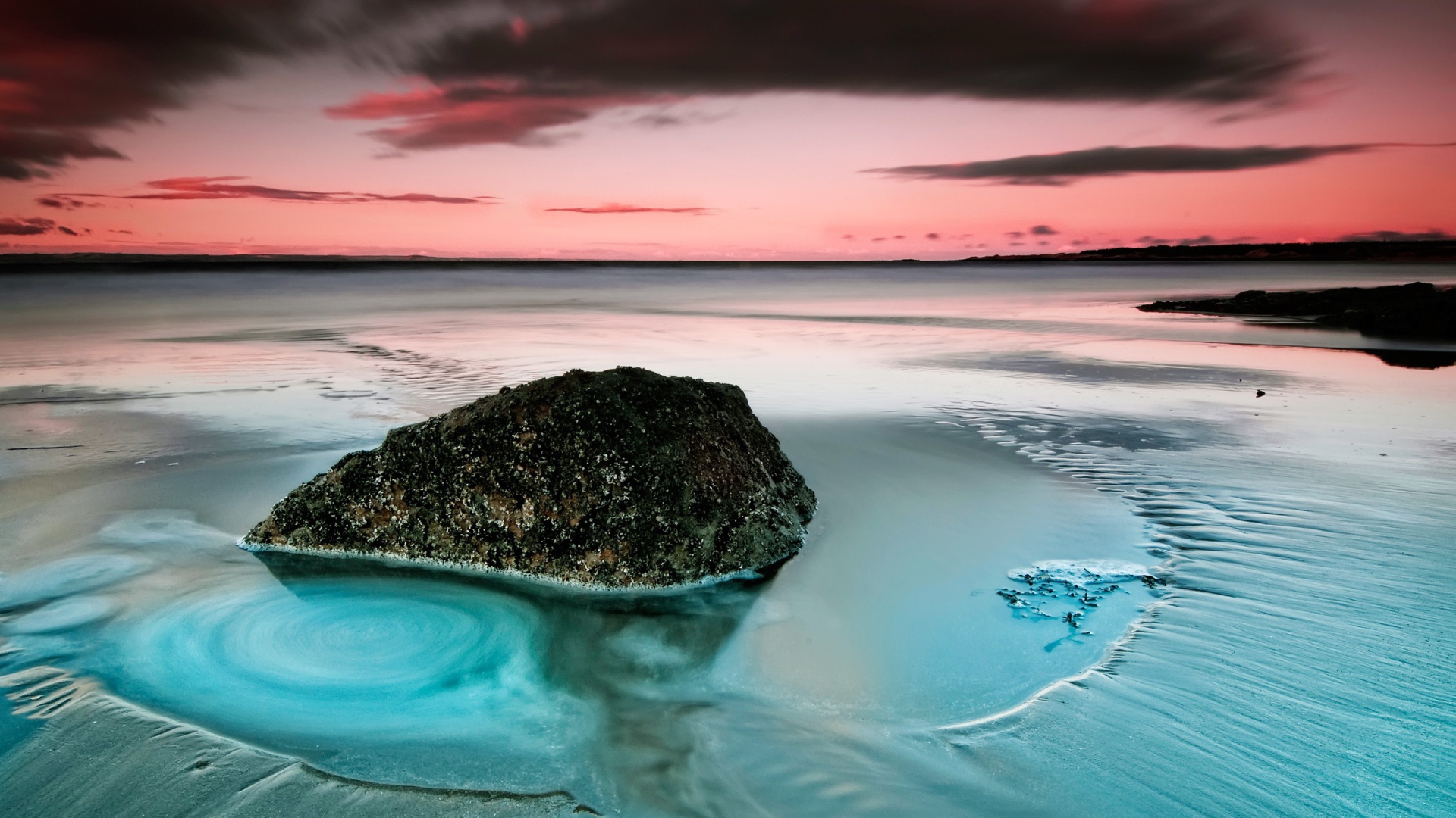 Камень на пляже