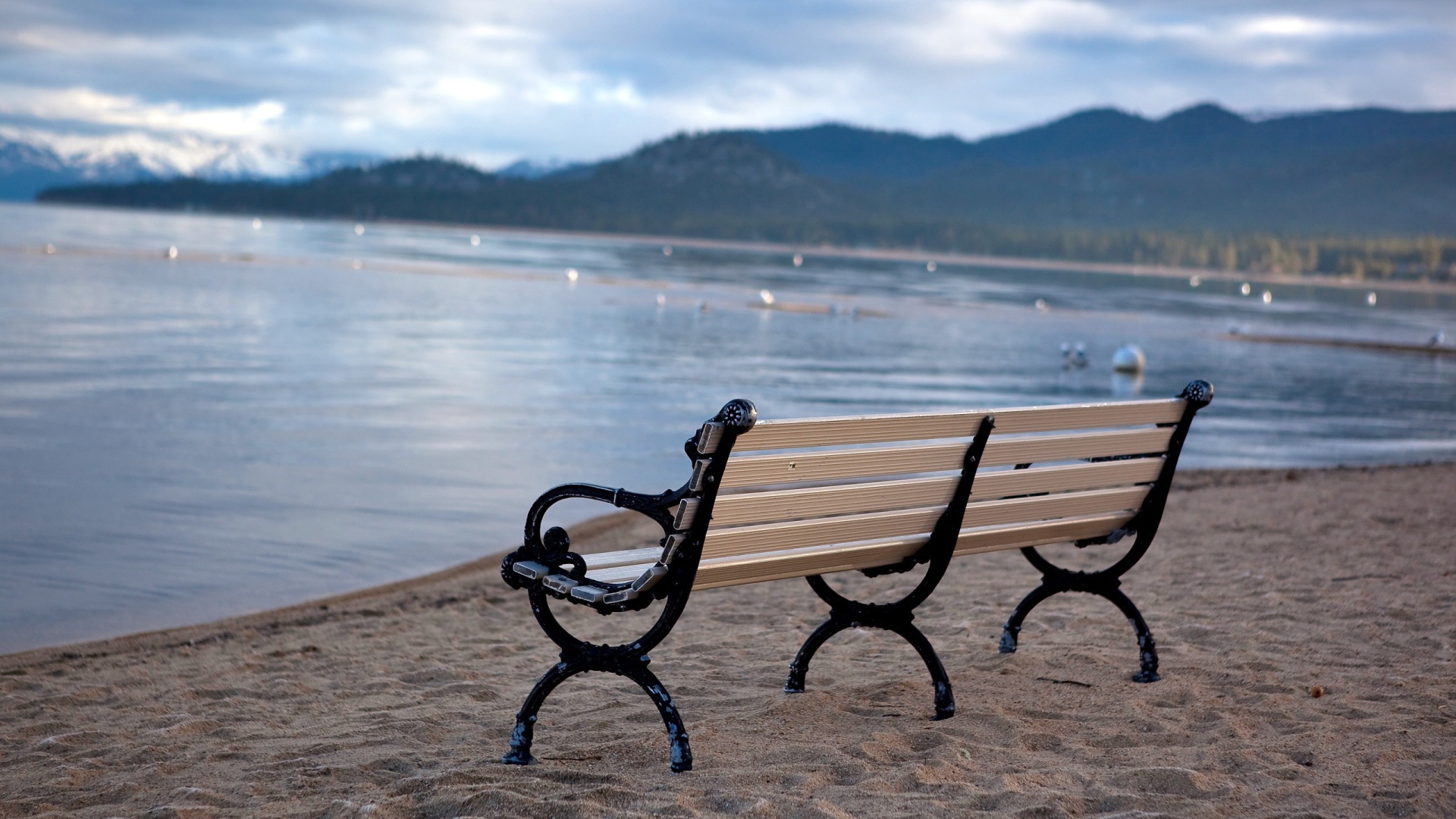 Скамейка на пляже