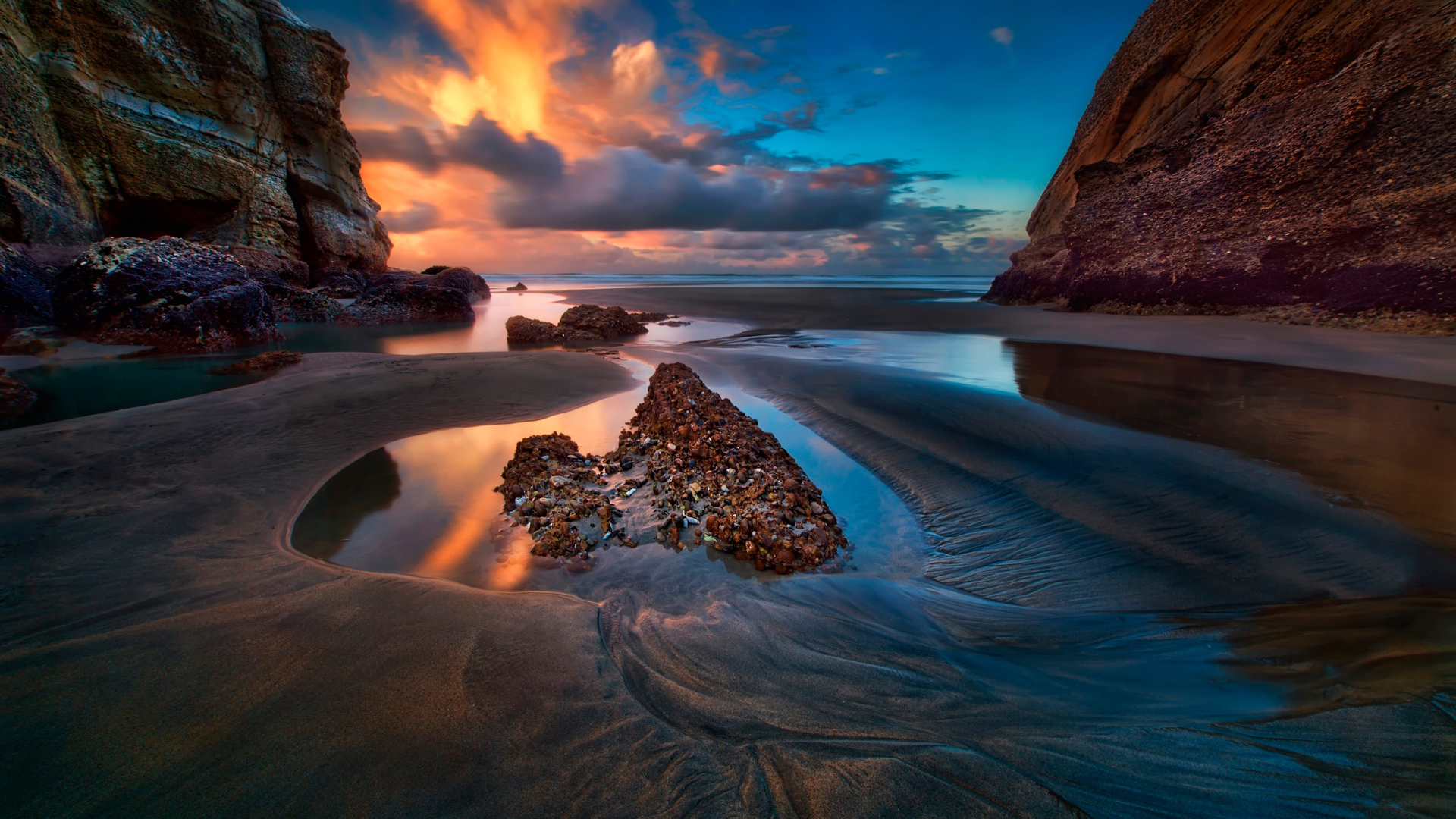 Красные облака над морем