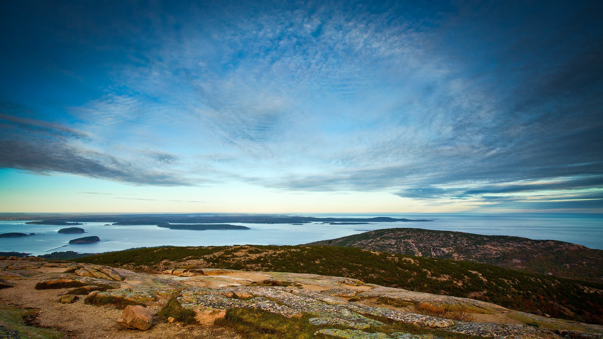 Светлый круг в облаках