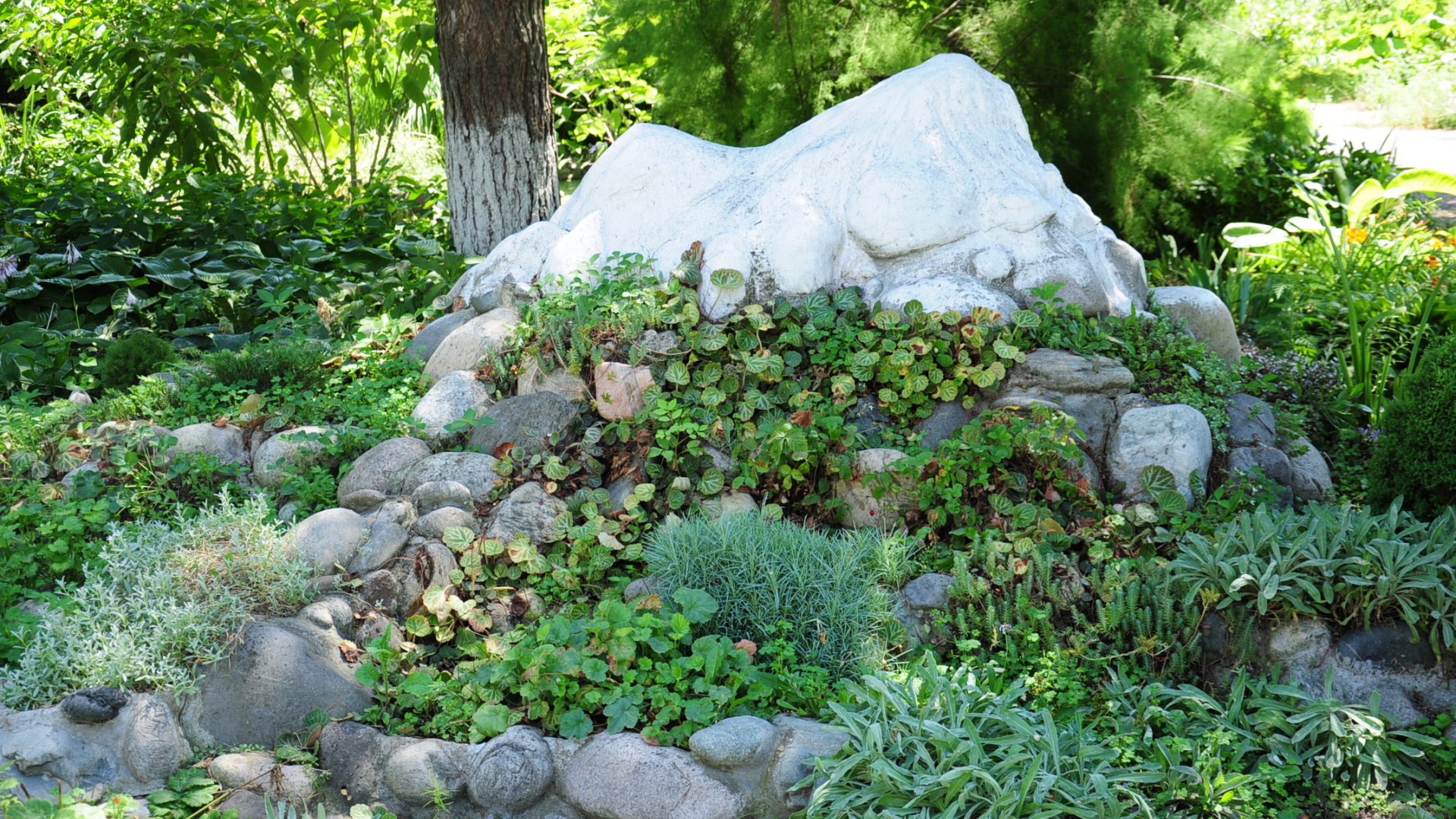 Альпийская горка в саду