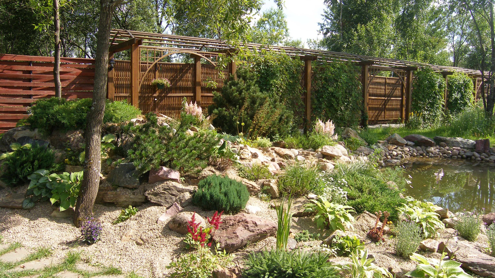 Красивая альпийская горка в саду