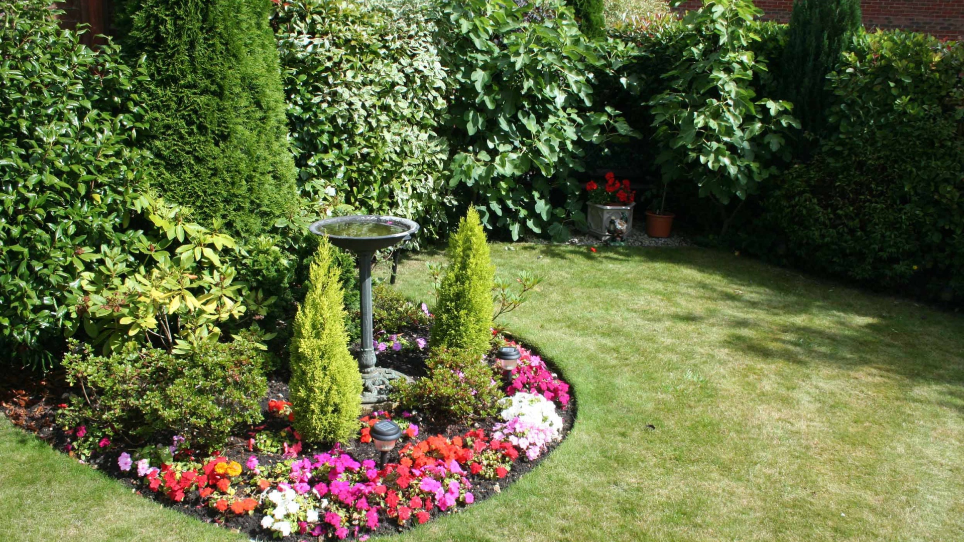 Красивая альпийская горка на газоне