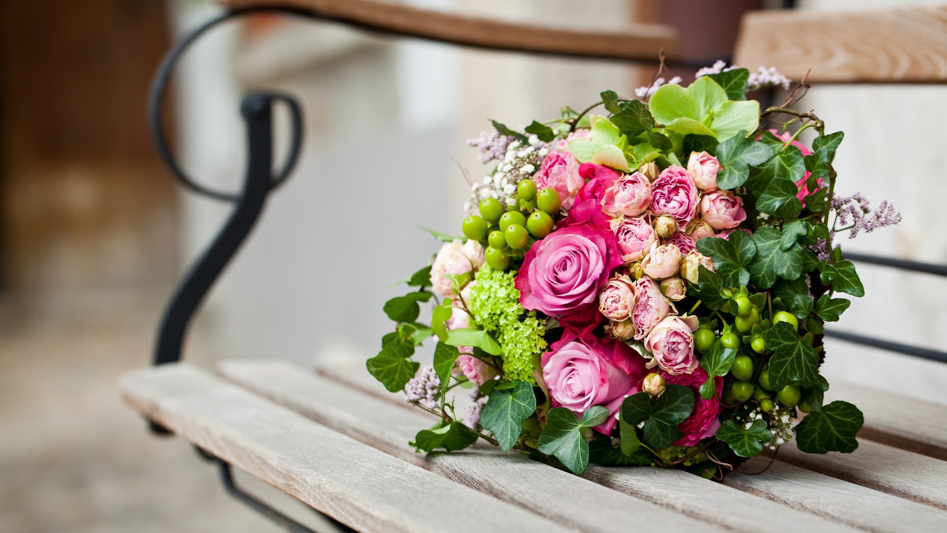 Красивый букет на лавке