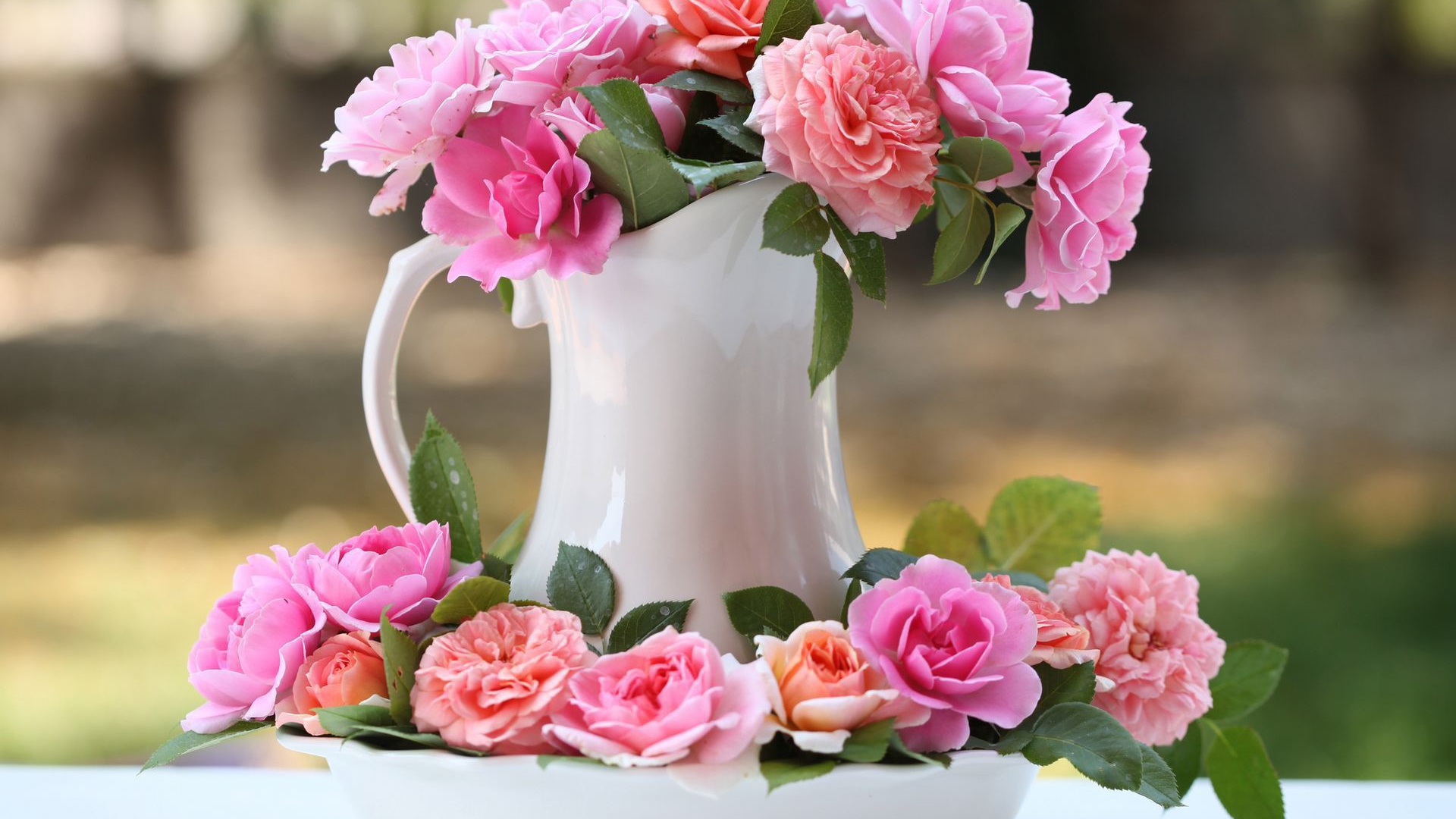 Букет в белом кувшине