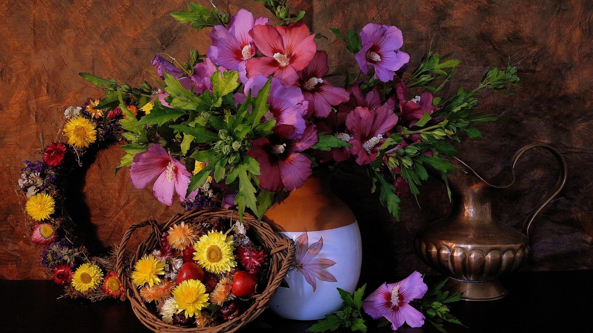 Цветы в кувшине и в корзине