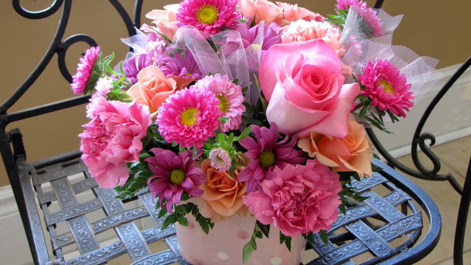 Цветы на кованном стуле