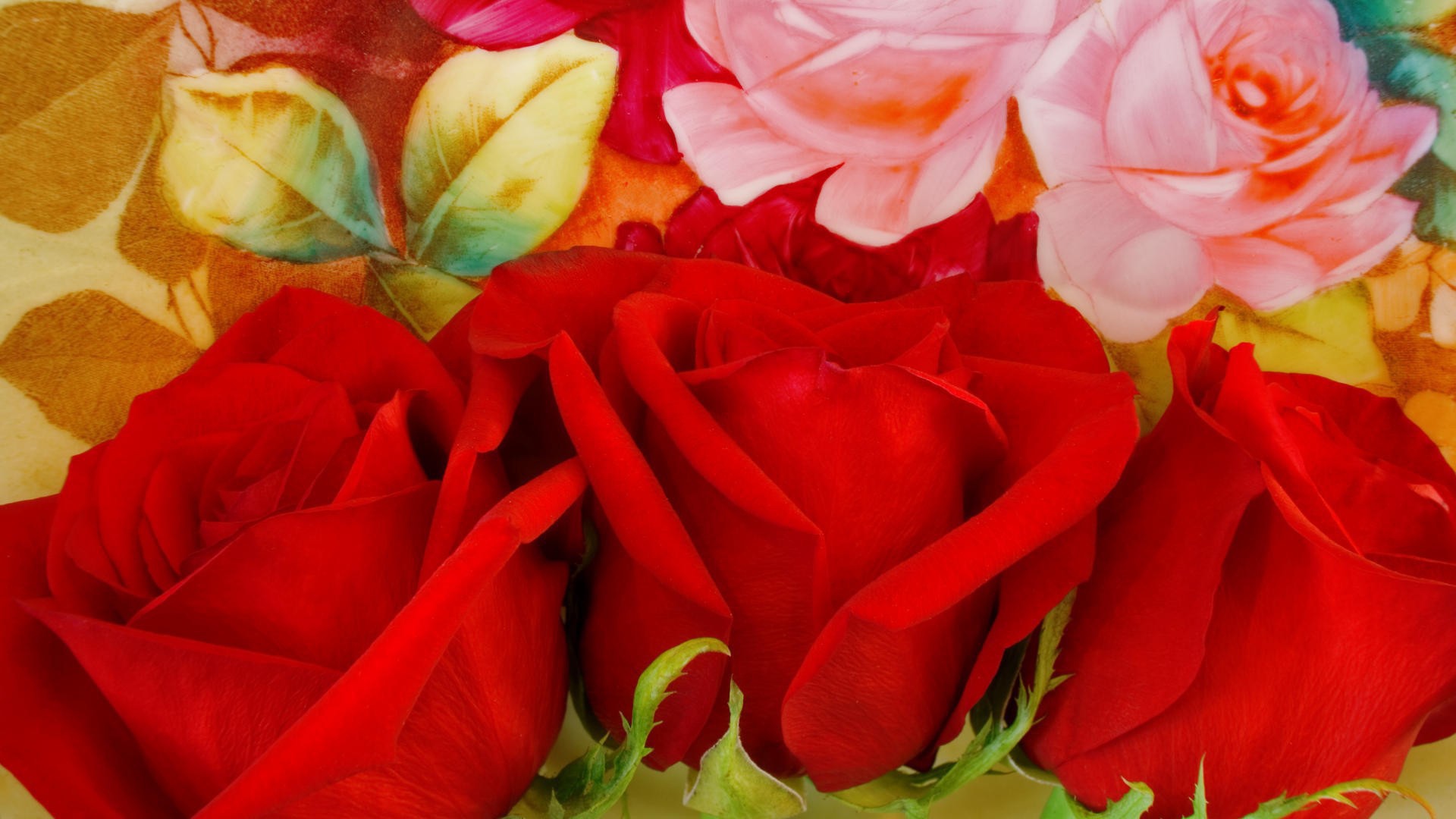 Три красных розы