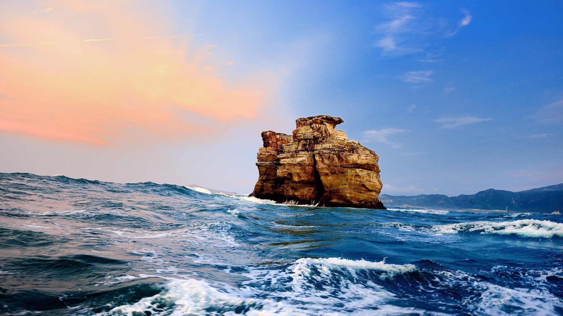 Каменная скала в море